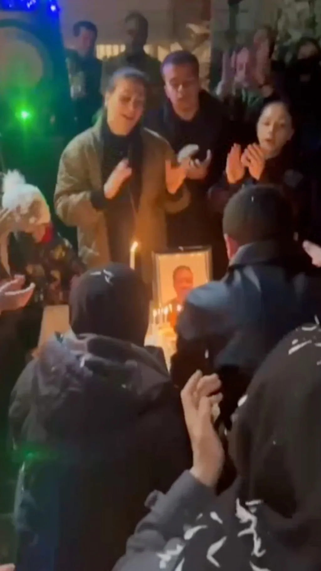 Eronliklar janozalarda raqs tushishmoqda. Nima uchun?