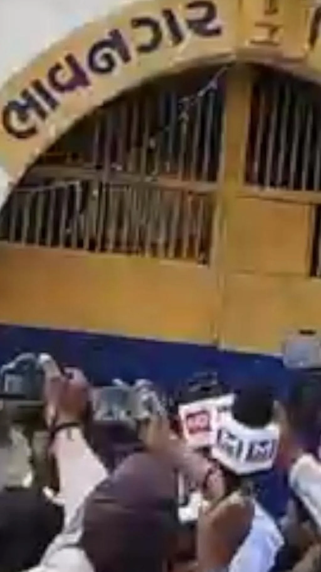 ભાવનગર : જેલમાંથી બહાર આવતાં જ જયરાજ આહીરે કયું પુસ્તક બતાવ્યું?