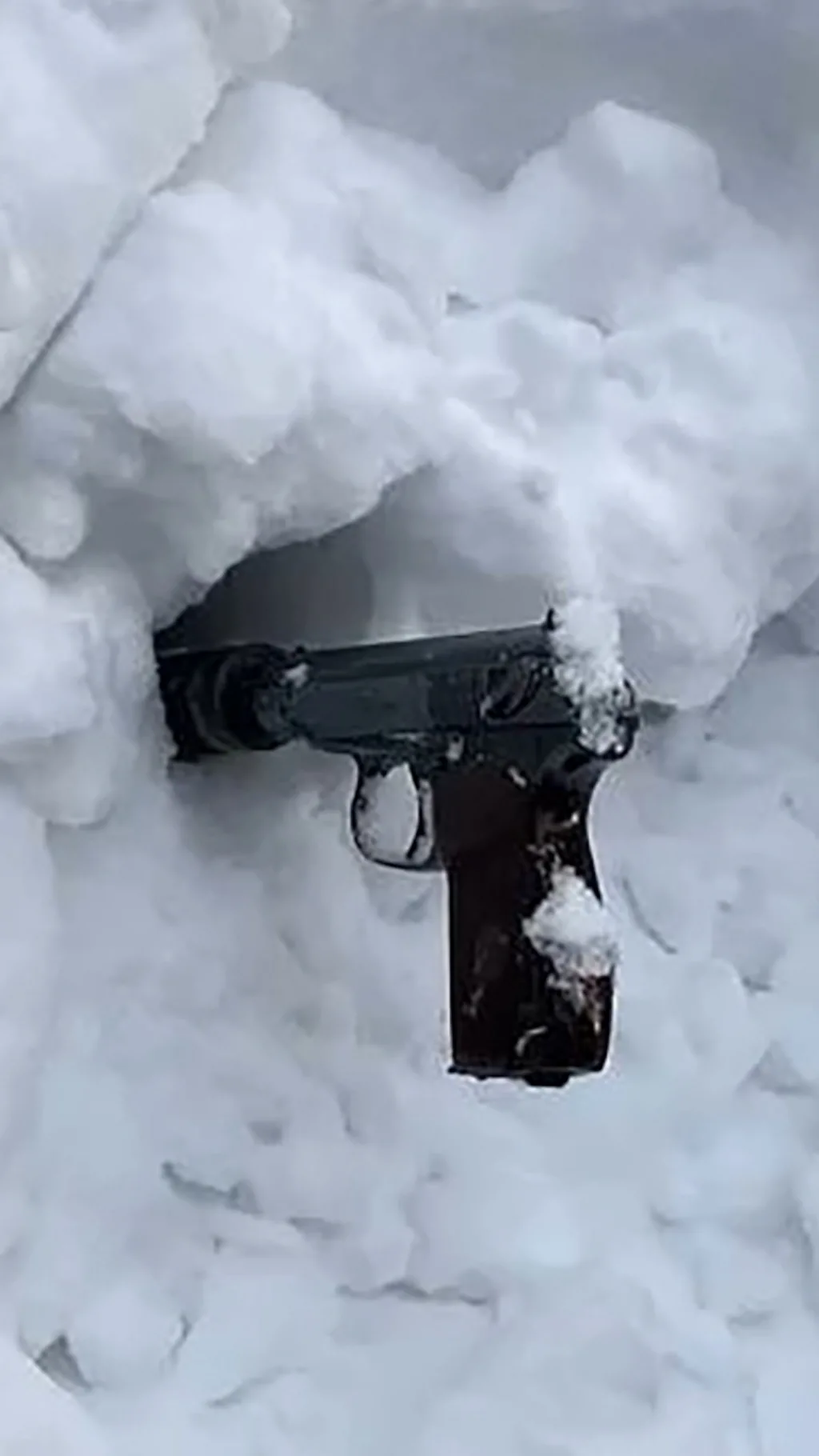 Пистолет, который, как утверждают в ФСБ, был найден недалеко от места покушения на генерала