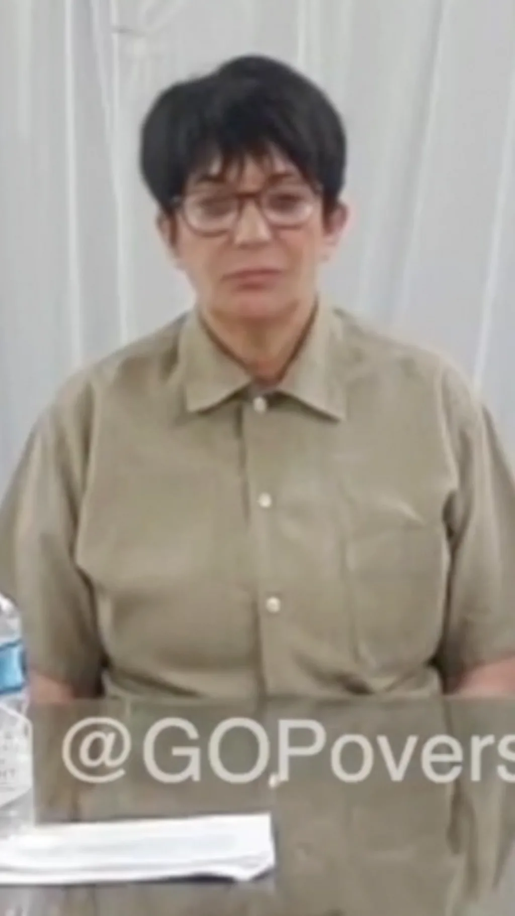 gilejn maksvel u zatvorskom odelu