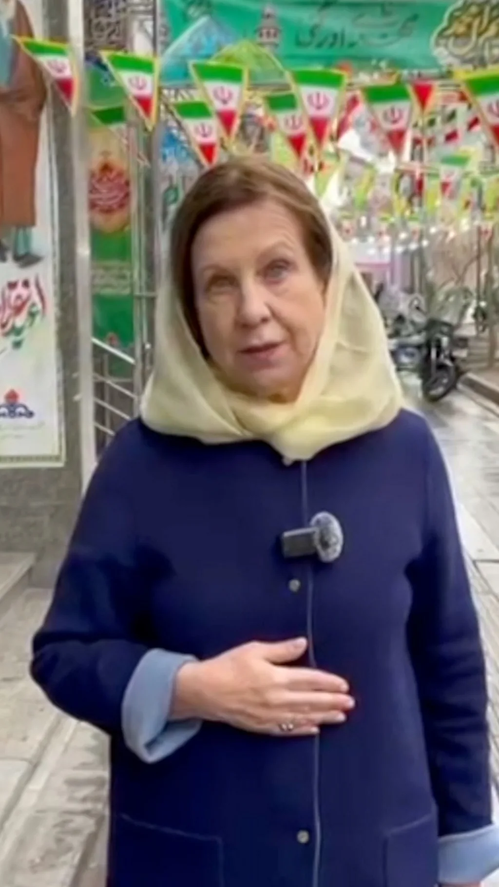 dopisnica bbcja liz duse na ulici teherana sa maramom na glavi