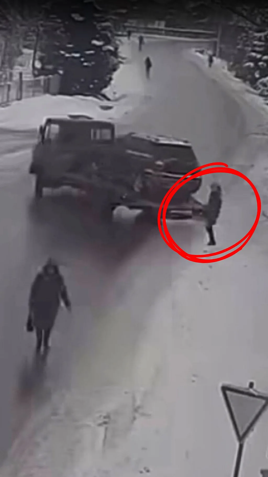 На волосину від трагедії: авто занесло на слизоті