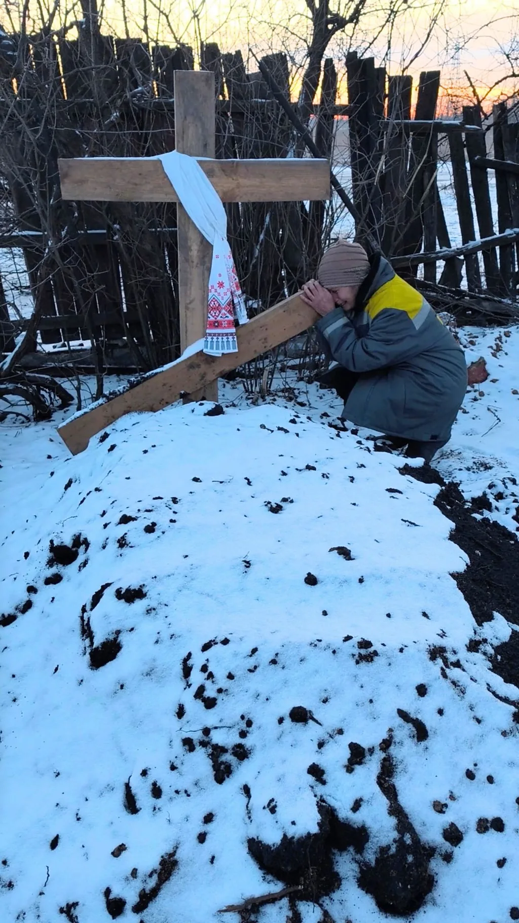 Мати поховала на подвір'ї сина, якого вбив дрон