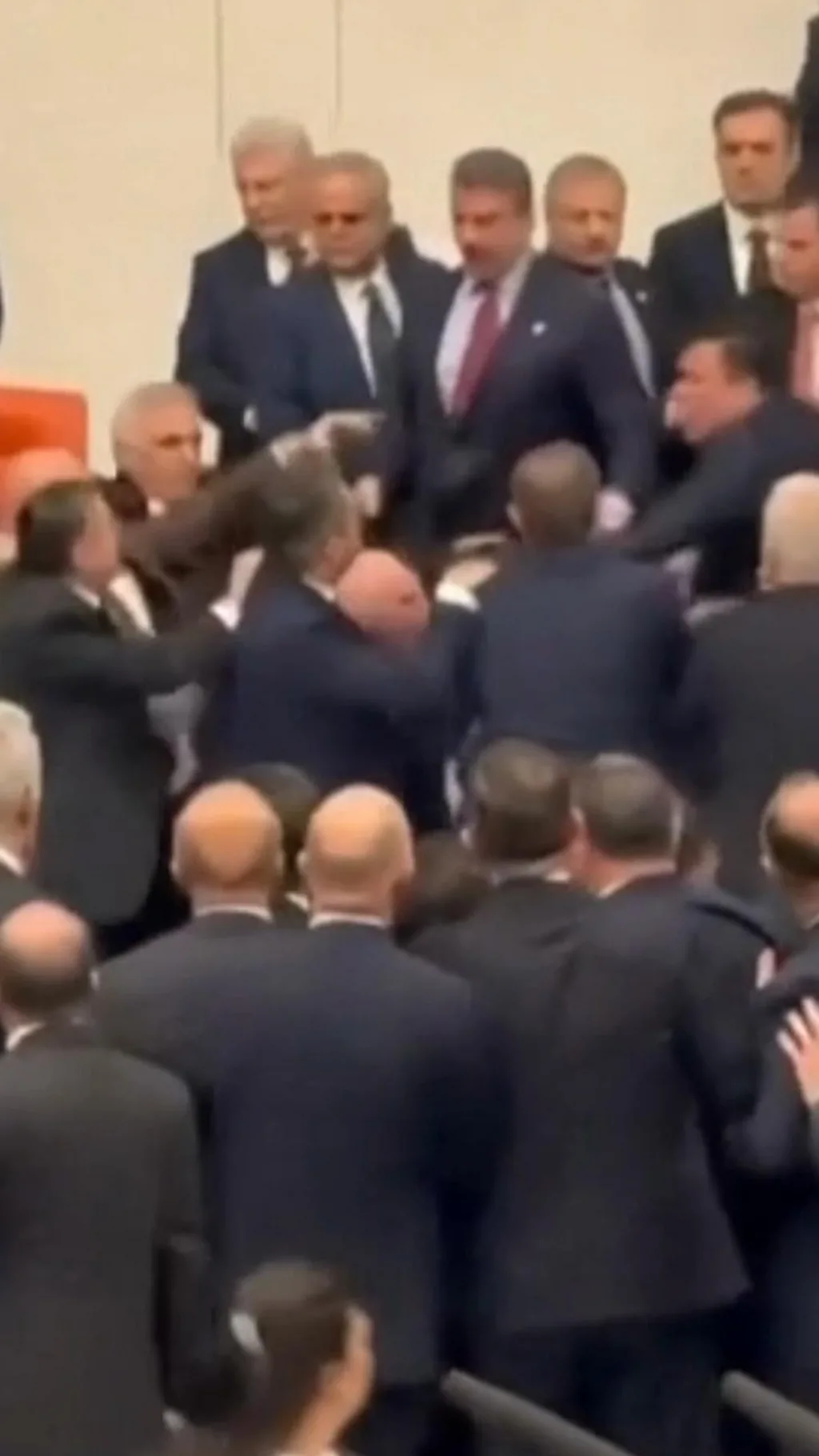 காணொளி: துருக்கி நாடாளுமன்றத்தில் உறுப்பினர்கள் மோதல்