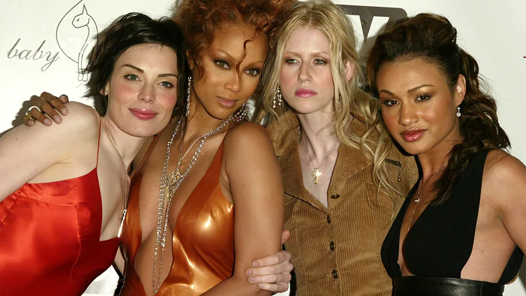 Tyra Banks poses with three models (Credit: Getty Images)