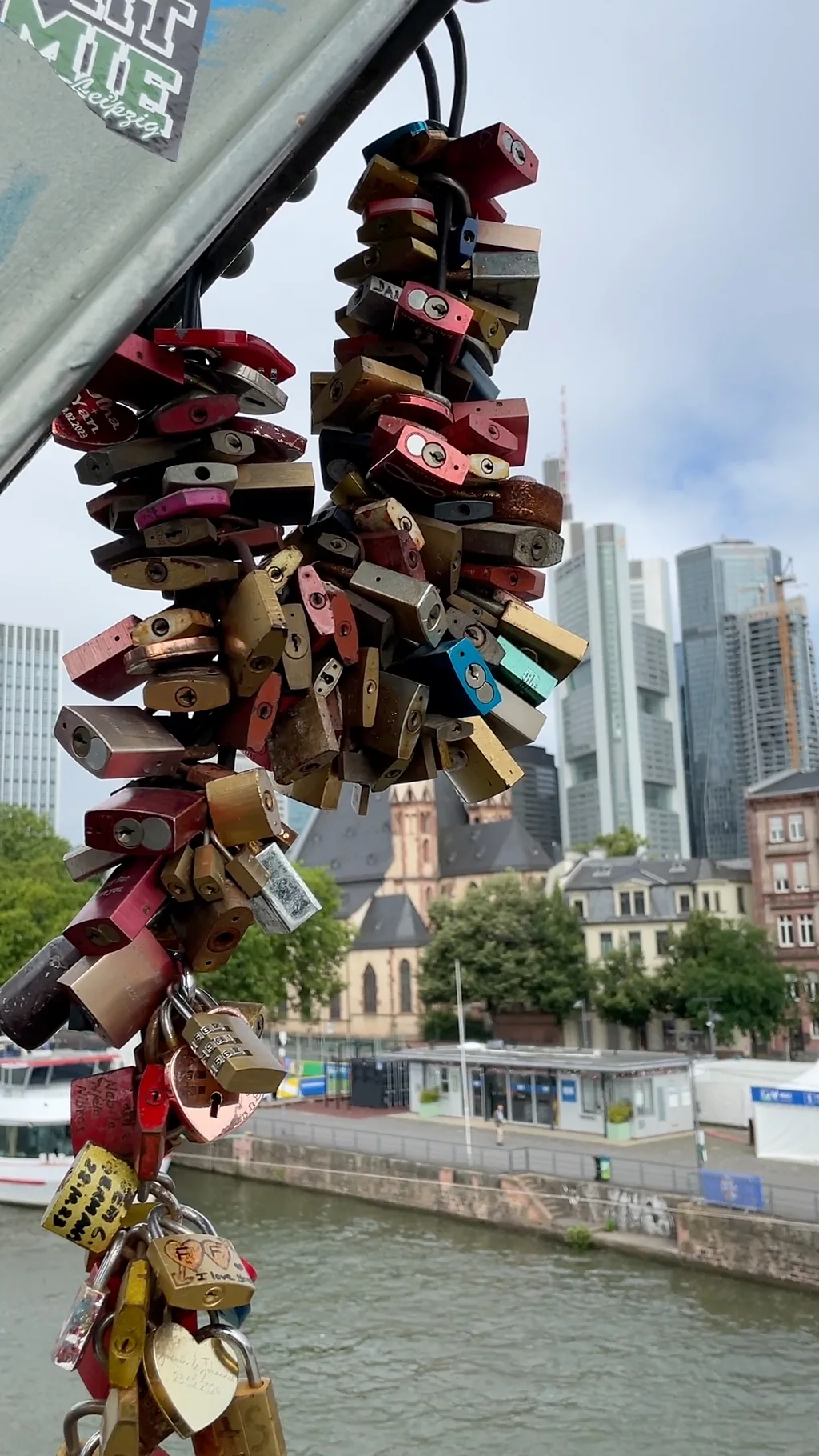 Gvozdeni most na Majni u Frankfurtu poslednjih decenija služi kao simbol večne ljubavi.
