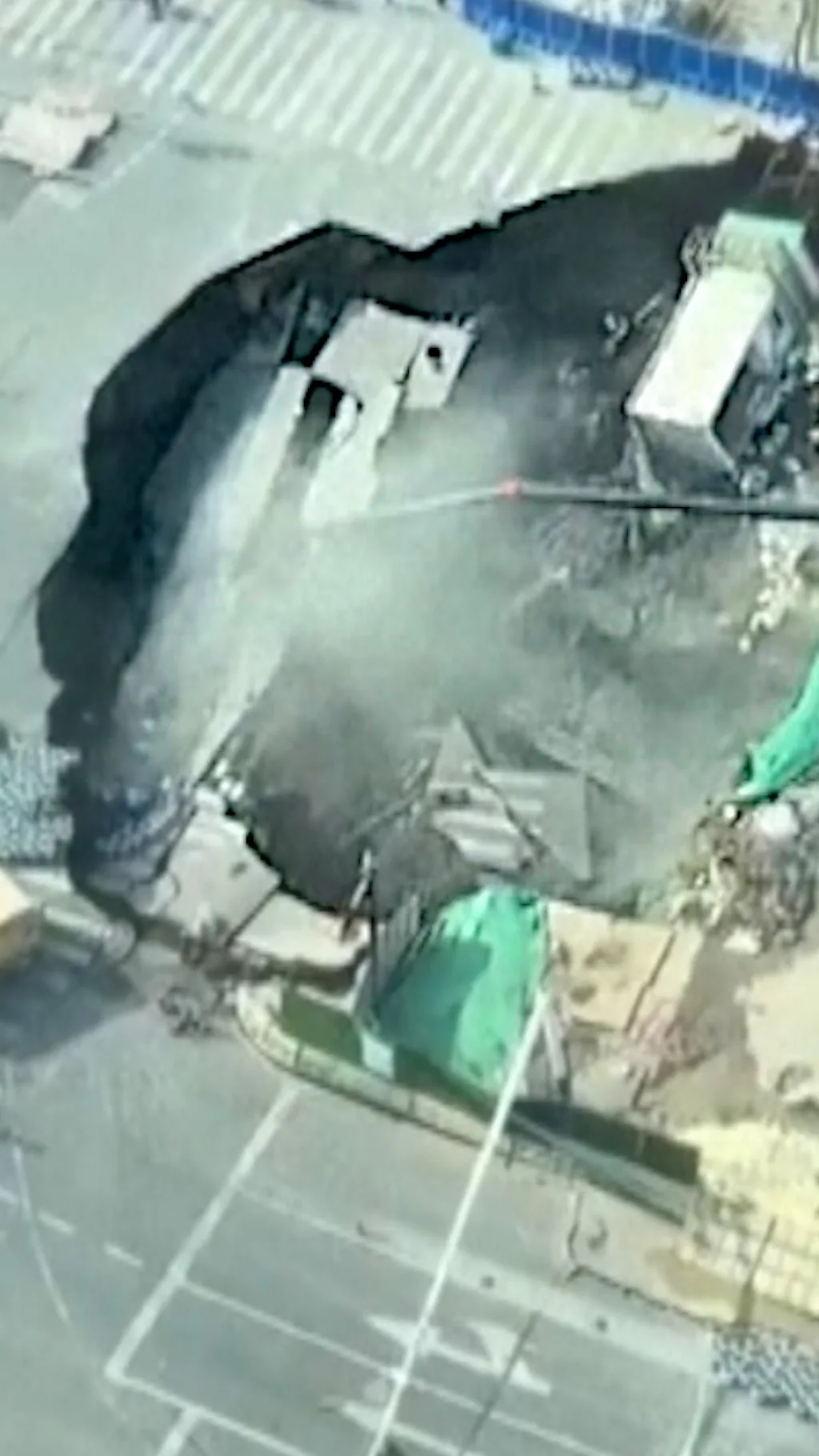 Na gradilištu metroa otvorila se ogromna rupa koja je progutala deo ulice u Kini.