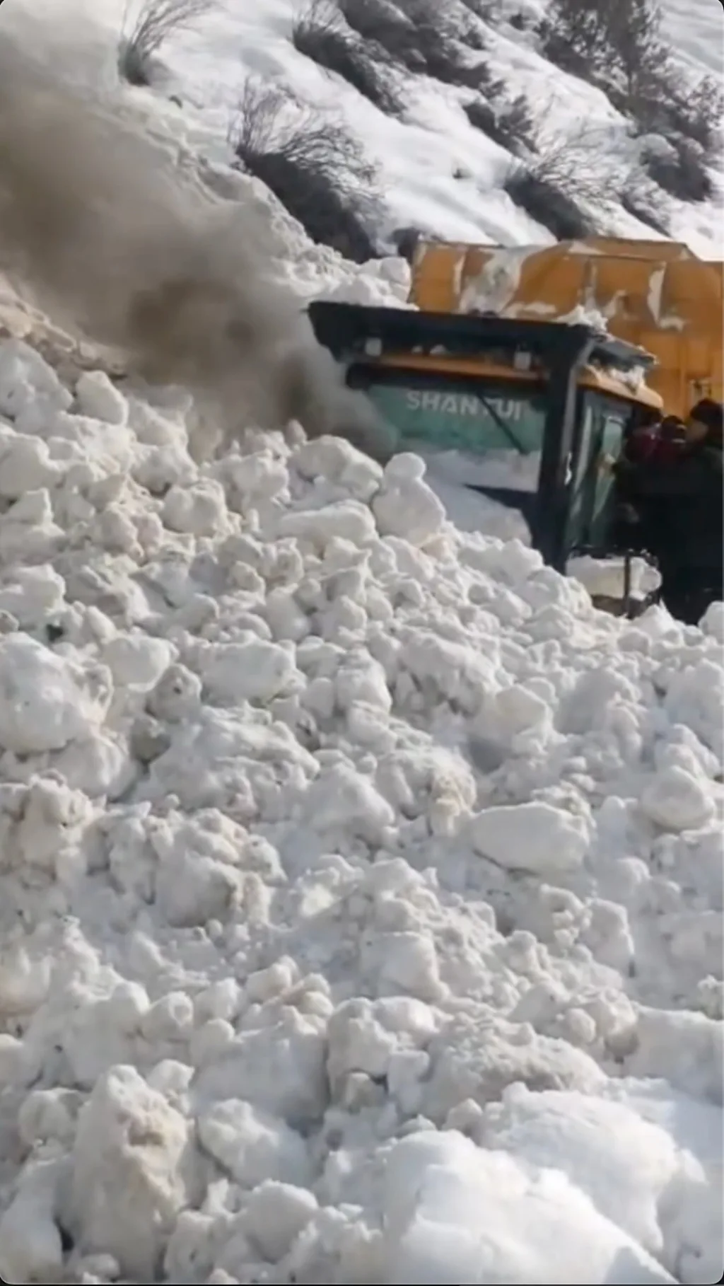 Qirg‘izistonda qor ko‘chkisini tozalayotgan ishchi texnikasi bilan qor ostida qold.