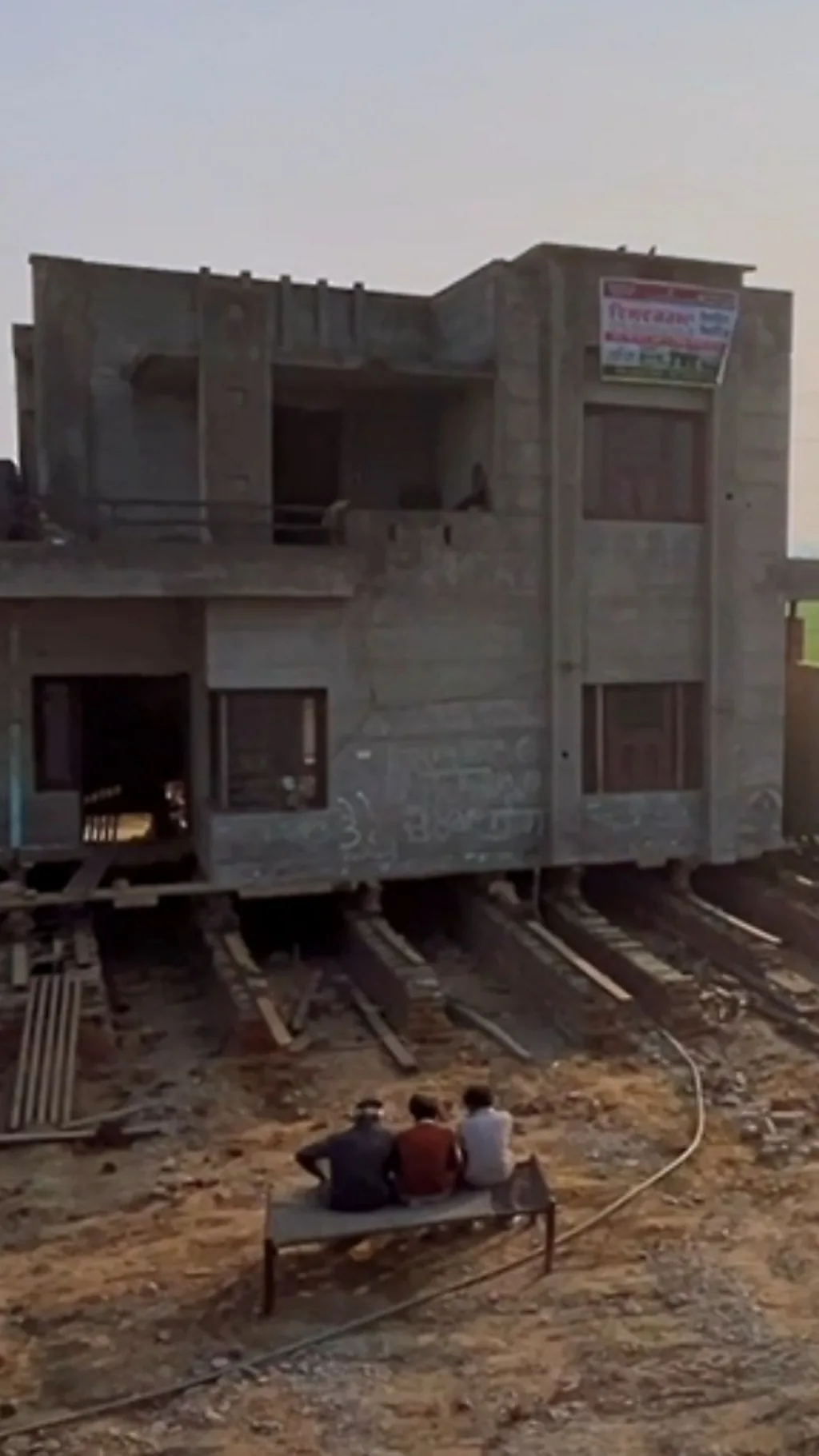 انڈیا کے ایک گاؤں میں دو منزلہ گھر کو ایک جگہ سے دوسری جگہ منتقل کرنے کی کوشش کی جا رہی ہے۔ گھر کے مالک کو ایسا کیوں کرنا پڑا اور وہ اس کے لیے کونسے طریقوں کا استعمال کر رہے ہیں؟