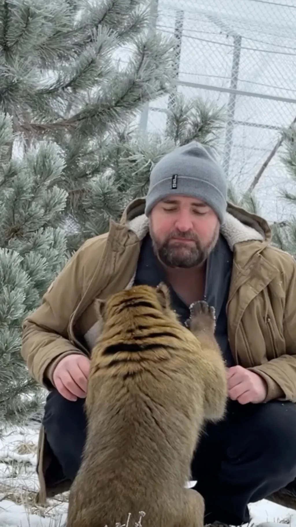 Leonid Stojanov i majmun Tosja sreli su se posle treće operacije srca njegovog spasioca.