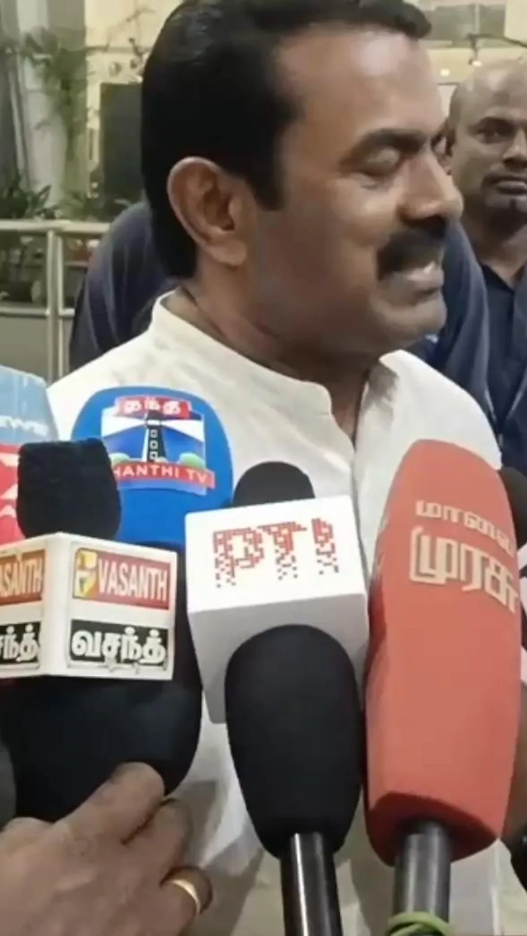 காணொளி: ‘என் வசனத்தை விஜய் பேசுகிறார்’- சீமான் விமர்சனம்