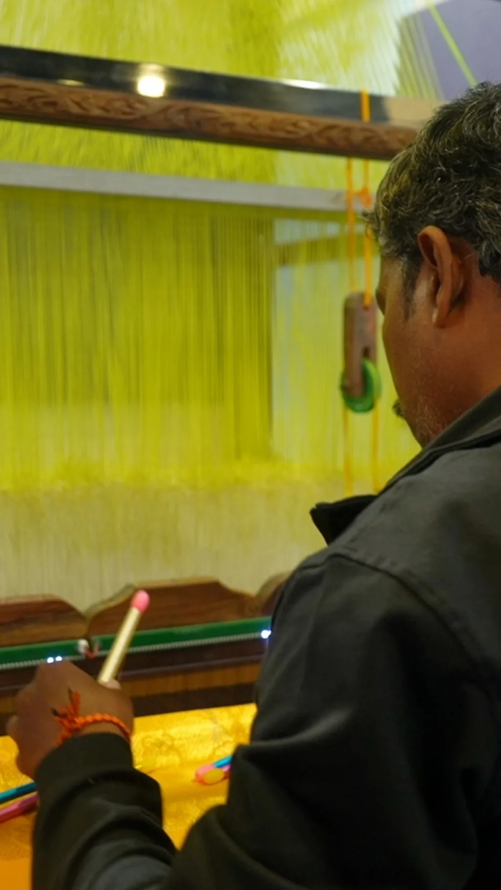 सिल्क साड़ी को बनाने में कैसे काम आ रहा है एआई?