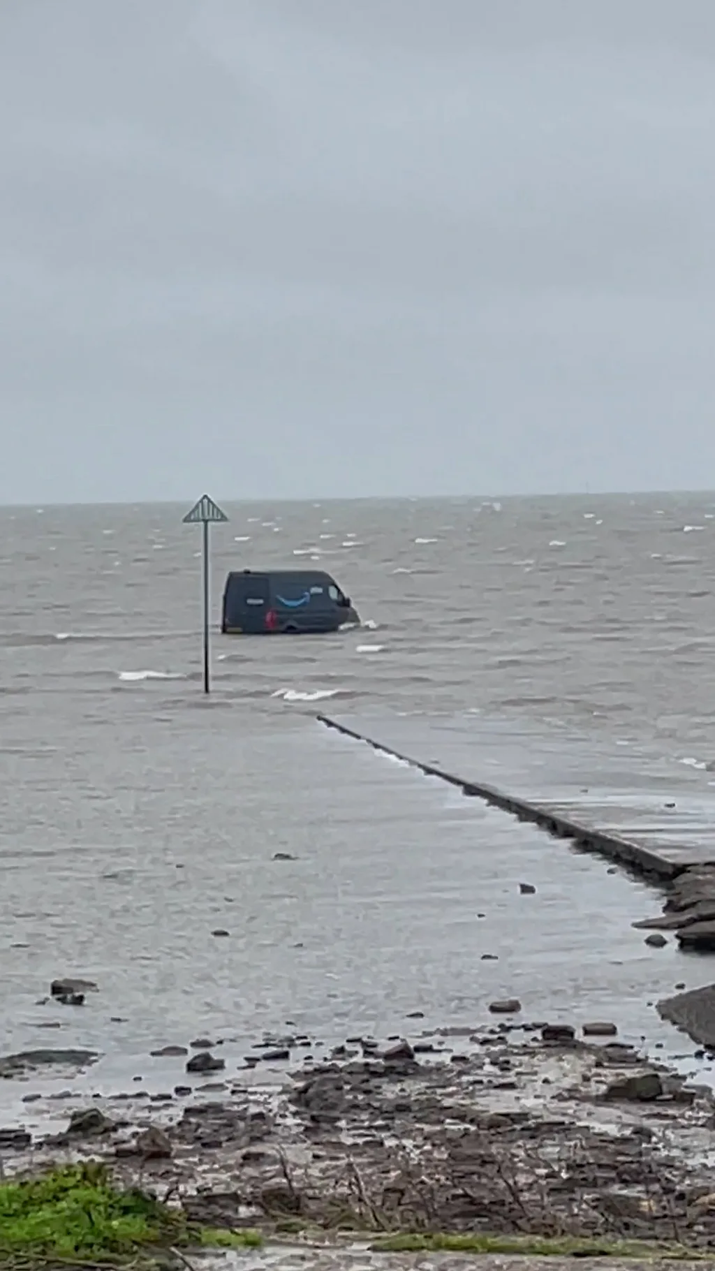 Obalska straža izvukla kombi za dostavu kompanije Amazon iz mulja u engleskom priobalju.