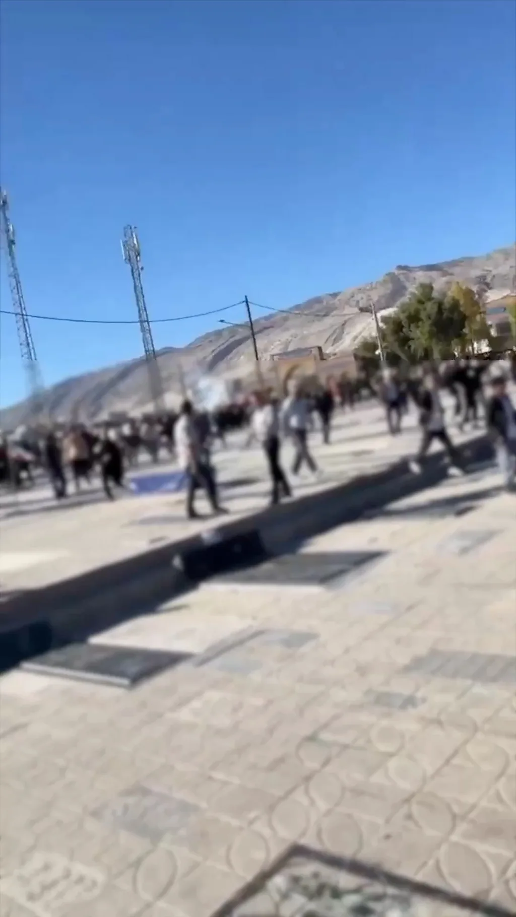 На кладбище в Иране открыли огонь