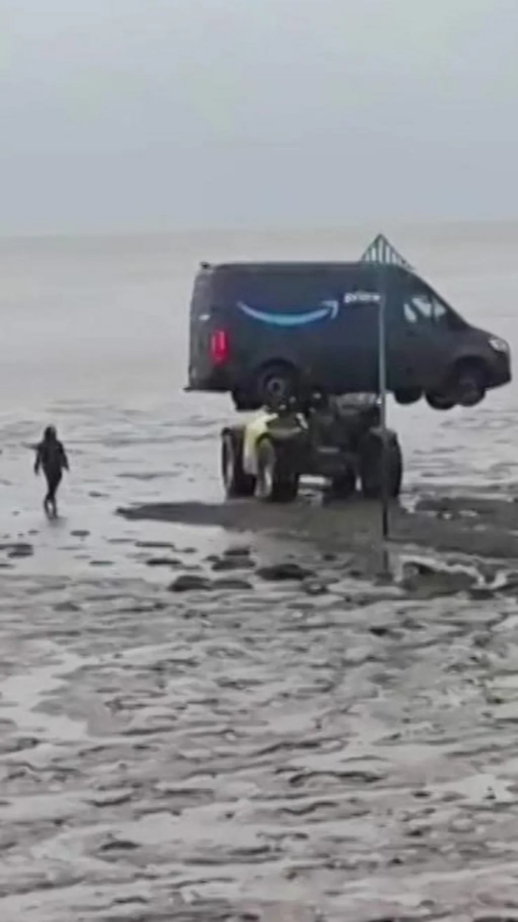 برطانیہ میں ایمازون کا ایک ڈرائیور جی پی ایس کے بتائے ہوئے راستے پر جاتے ہوئے فاؤلنیس آئی لینڈ کے قریب کیچڑ میں پھنس گیا۔