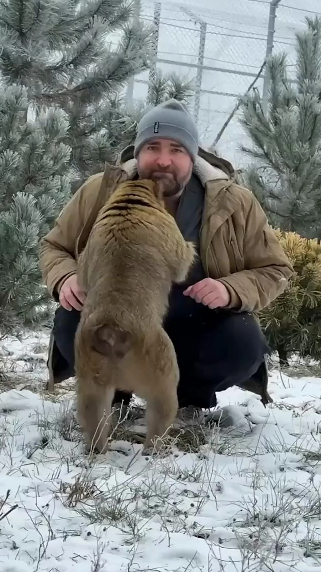 हफ़्तों बाद हुई खास मुलाकात से खुश हुआ ये बंदर
