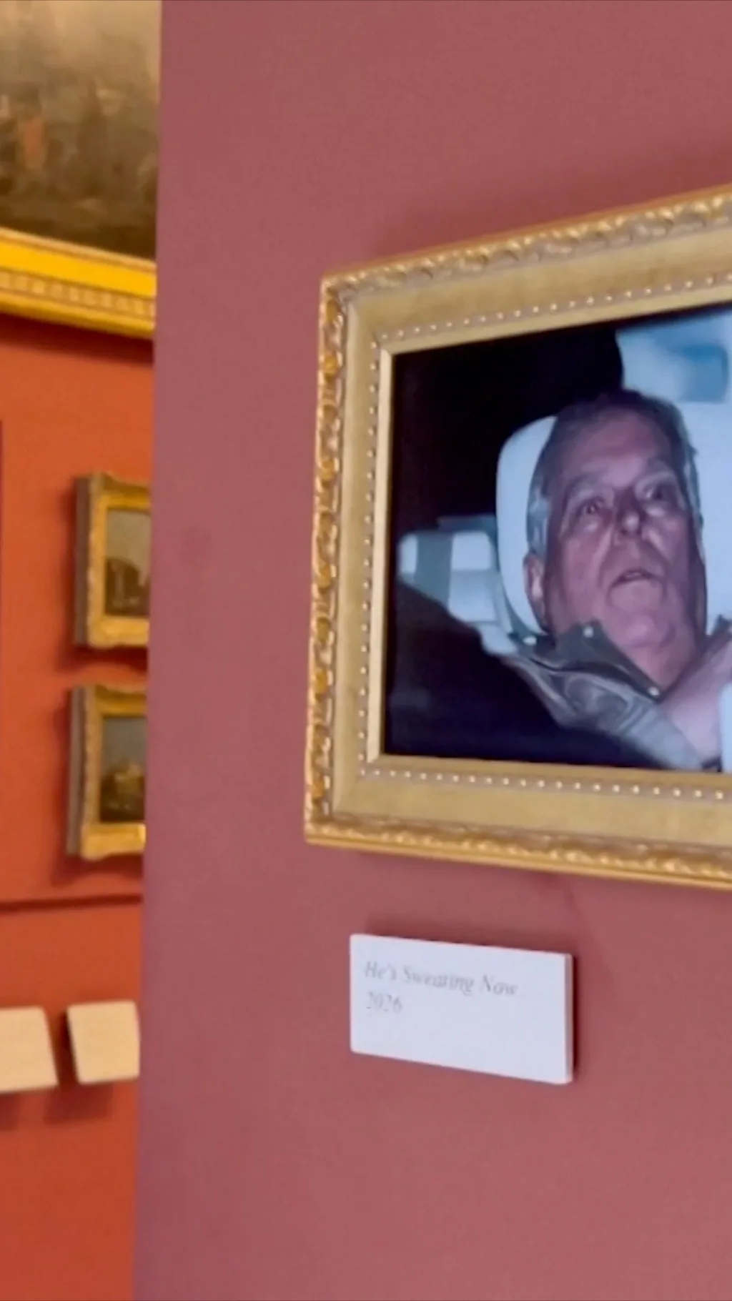 Fotografija hapšenja bivšeg princa Endrua okačena je u Luvru, poznatom muzeju u Parizu.