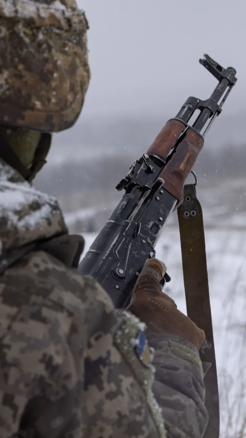 Военный с автоматом в руке