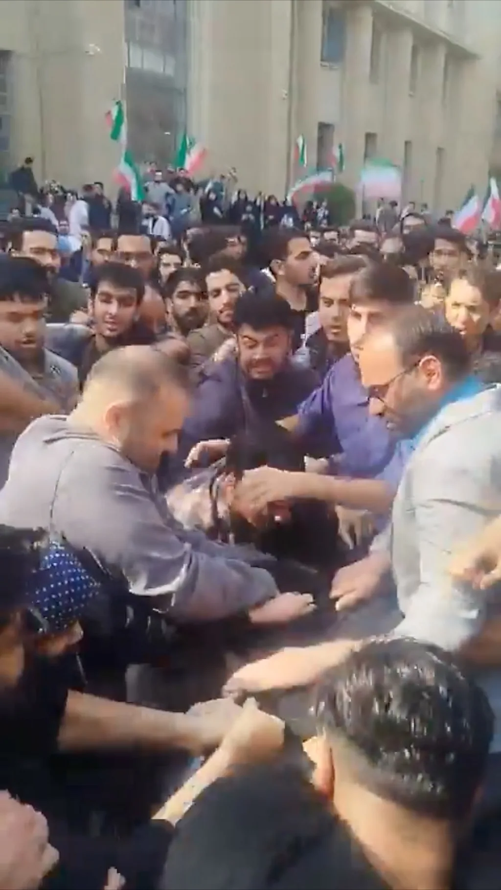 Novi studentski protesti i sukobi u Iranu nedugo posle smrtonosnih obračuna u januaru.