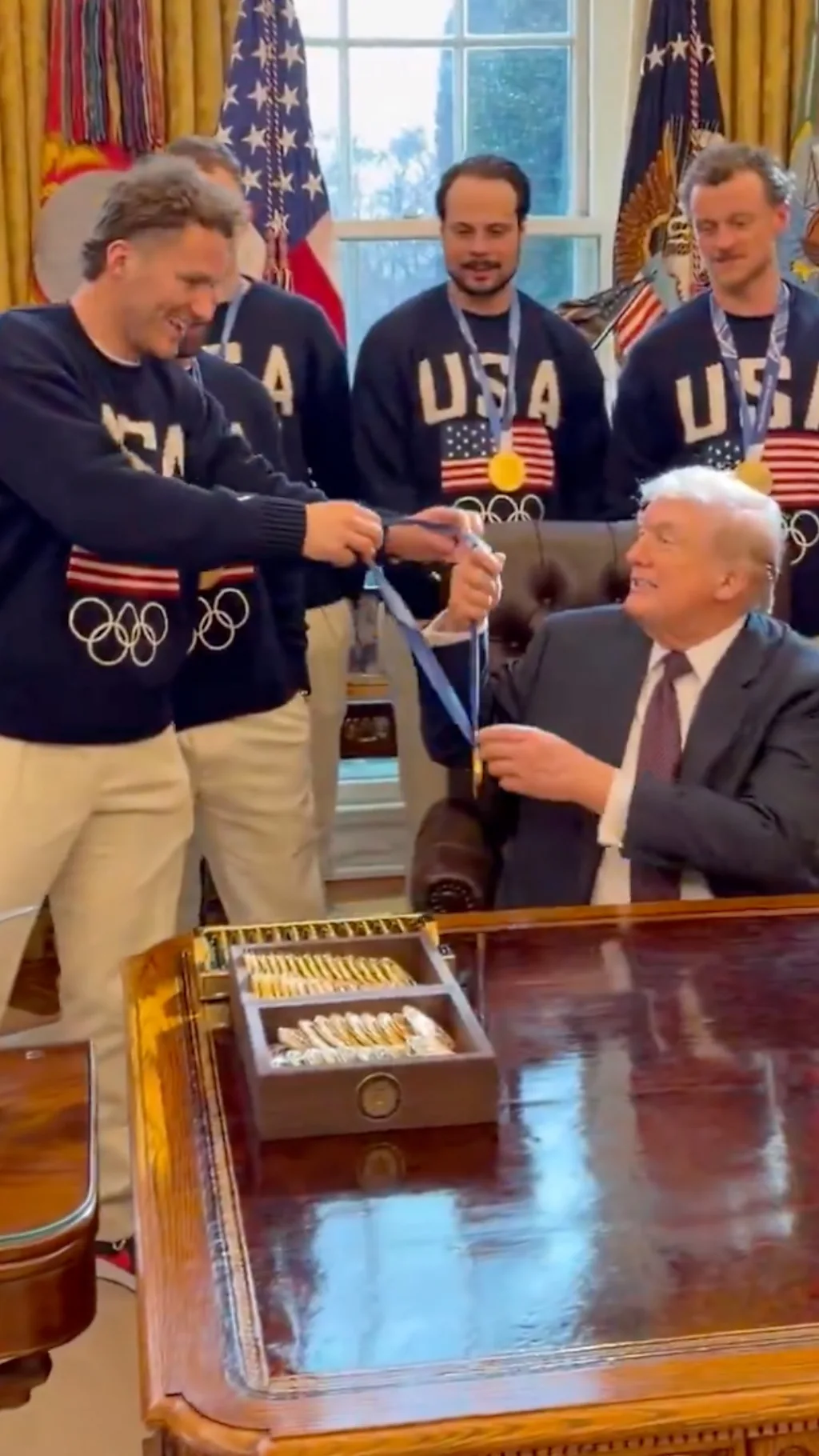 Дональд Трамп примерил олимпийскую медаль.