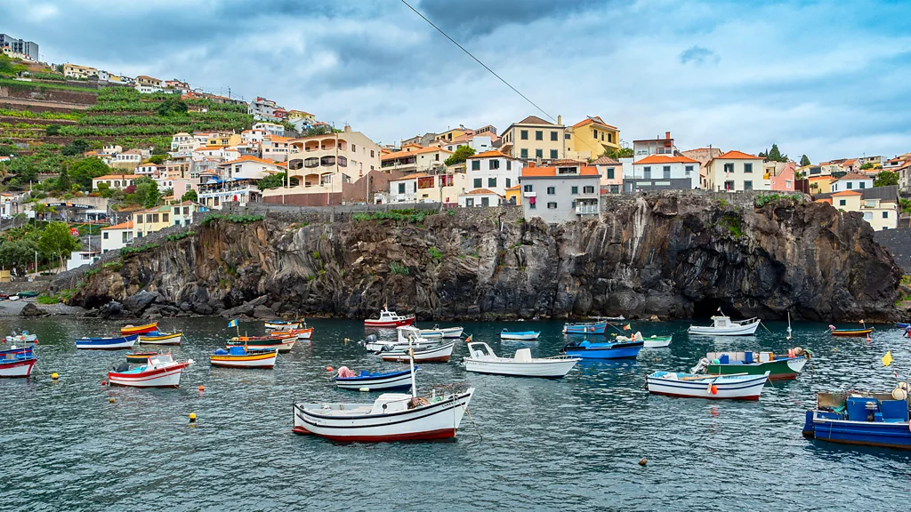 The Dubai skyline behind undulating sand dunes (Credit: Getty Images)