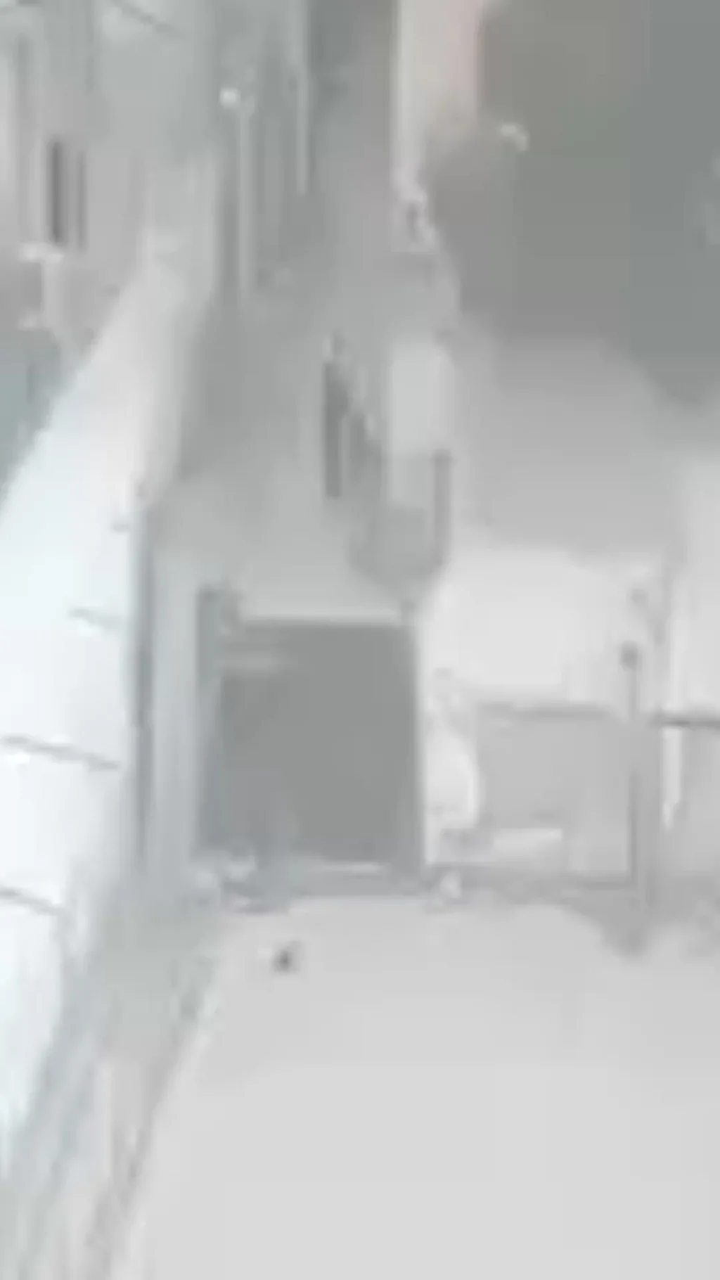 Isroil askarlari falastinlik bolani otib, qon ketib o‘lguncha qarab turishgan.