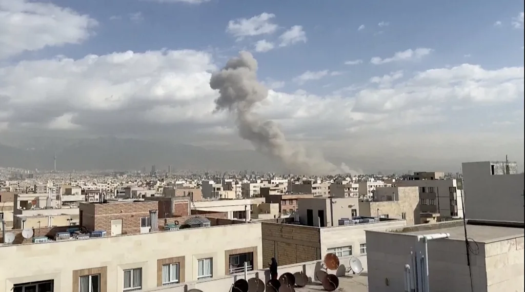 ඊශ්රායලය ප්රහාර එල්ල කිරීමෙන් පසු ඉරානයේ ටෙහෙරාන් නුවර දුමාරයක් හටගත් අයුරු