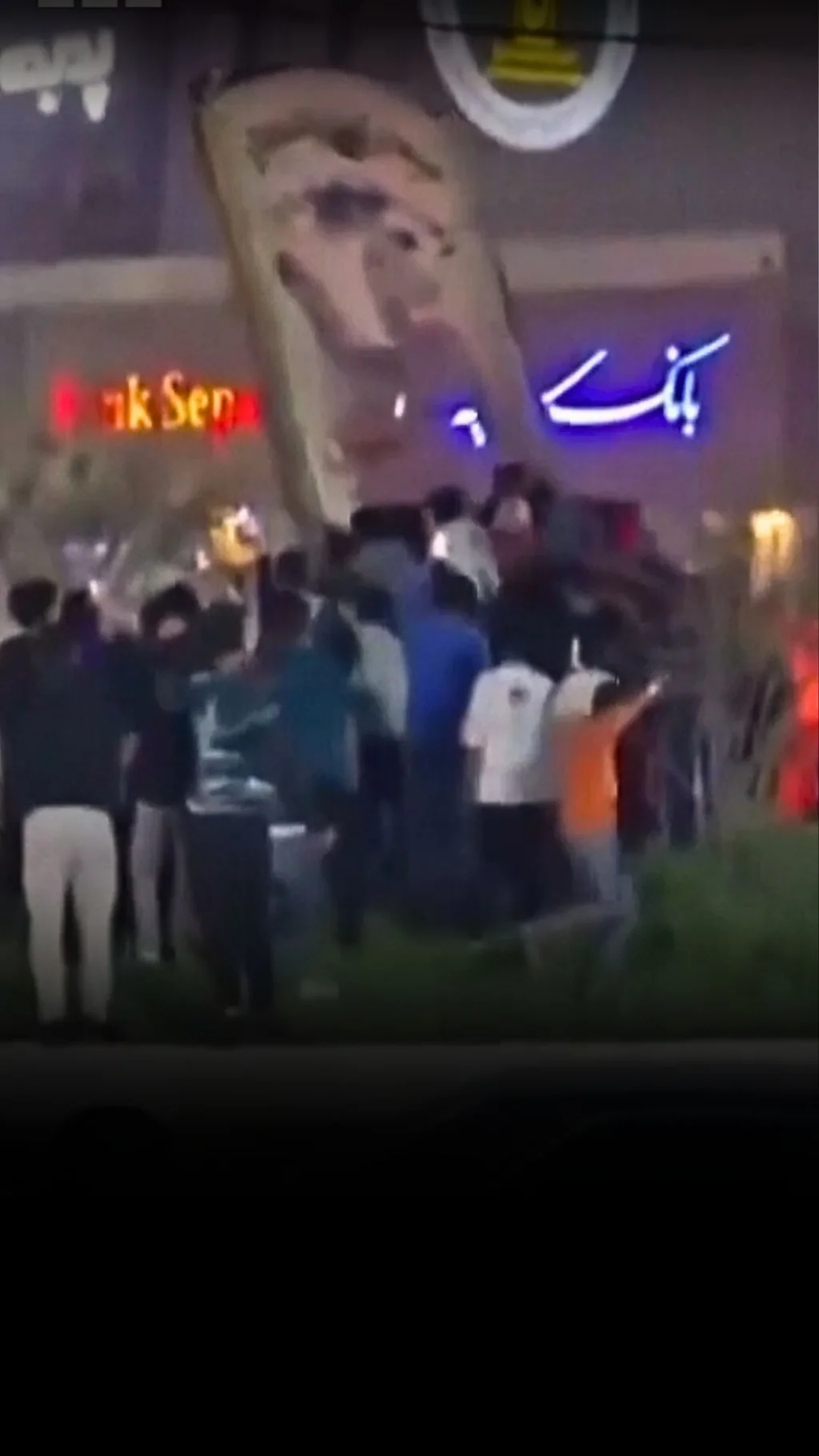 Момент повалення пам’ятника аятолі Рухоллі Хомейні