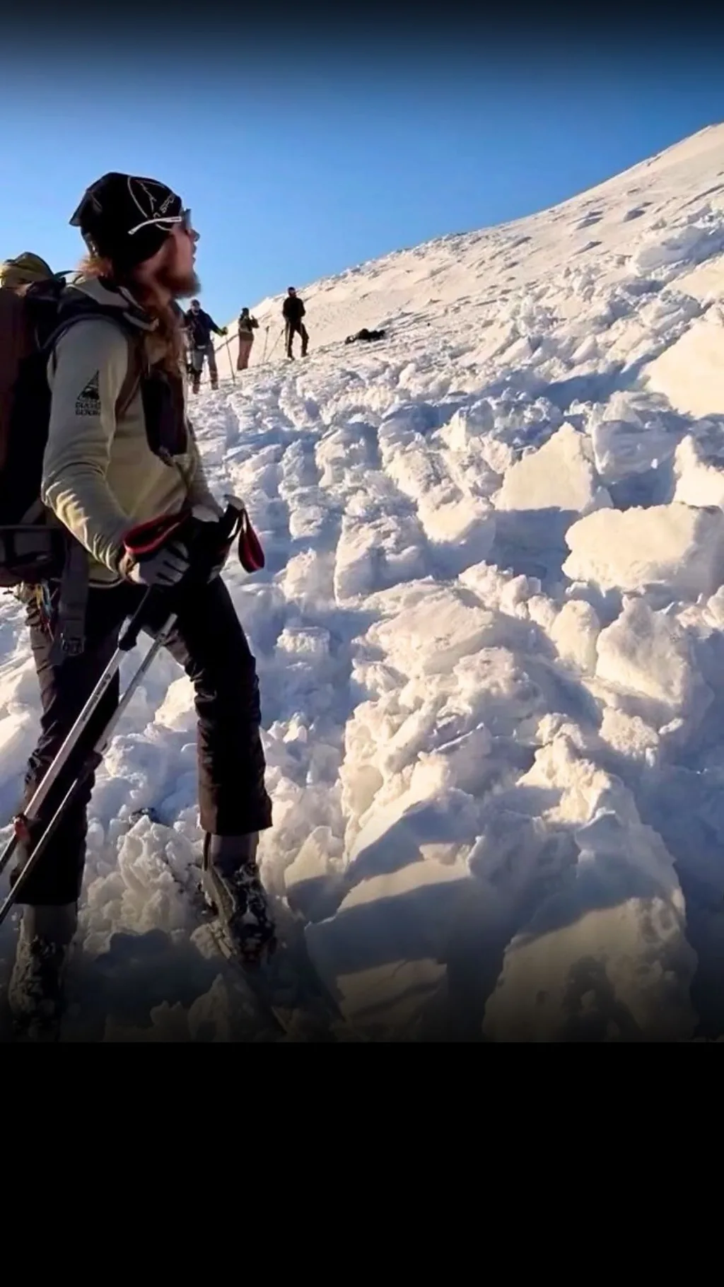 У Карпатах на туристів зійшла лавина. Одного чоловіка присипало снігом, його врятували