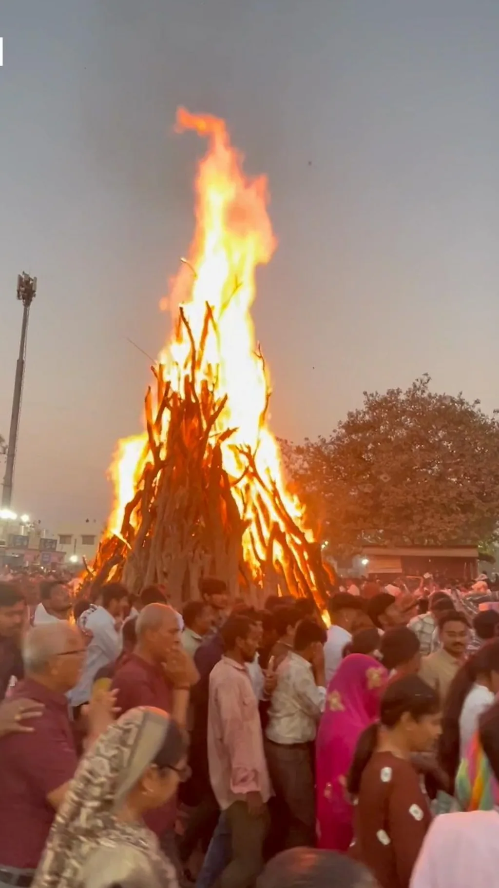 ગુજરાતની સૌથી મોટી હોળી પ્રગટી ત્યારે લોકોએ તેને જોઈને શું કહ્યું?