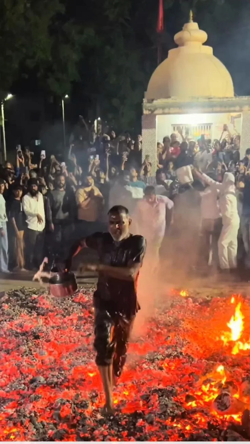 આ ગામમાં હોળી પર લોકો ધગધગતા અંગારા પર ચાલે છે, સ્થાનિકોએ શું કહ્યું?