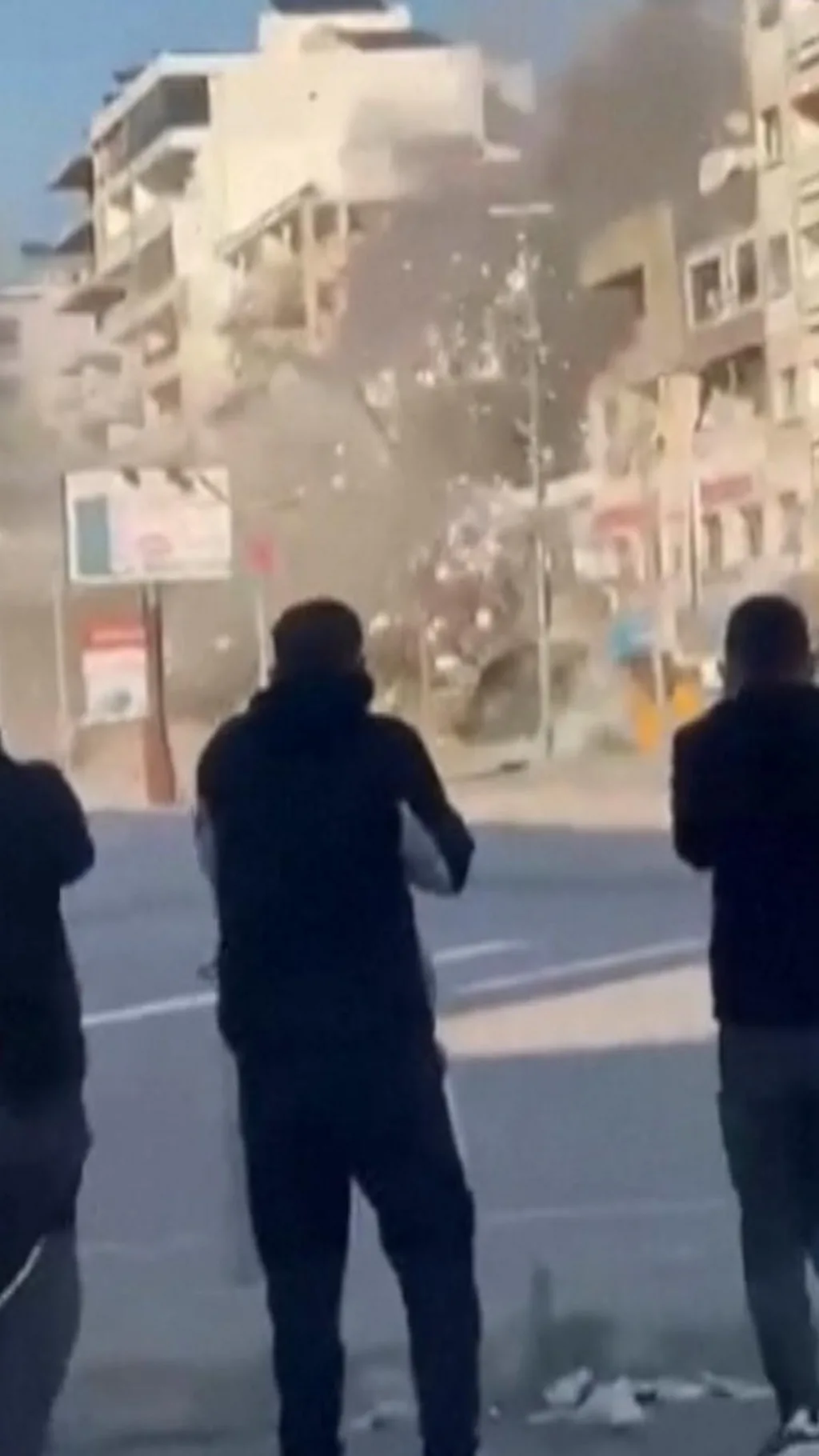 બૈરુતના આકાશમાં મિસાઇલોને કારણે તેજ ચમકારા