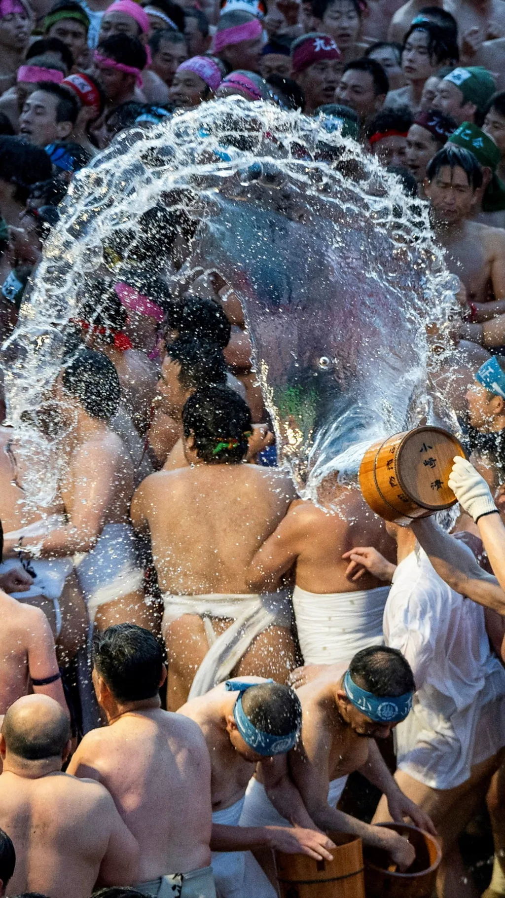 skoro goli muskari se rvu i polivaju vodom u japanu