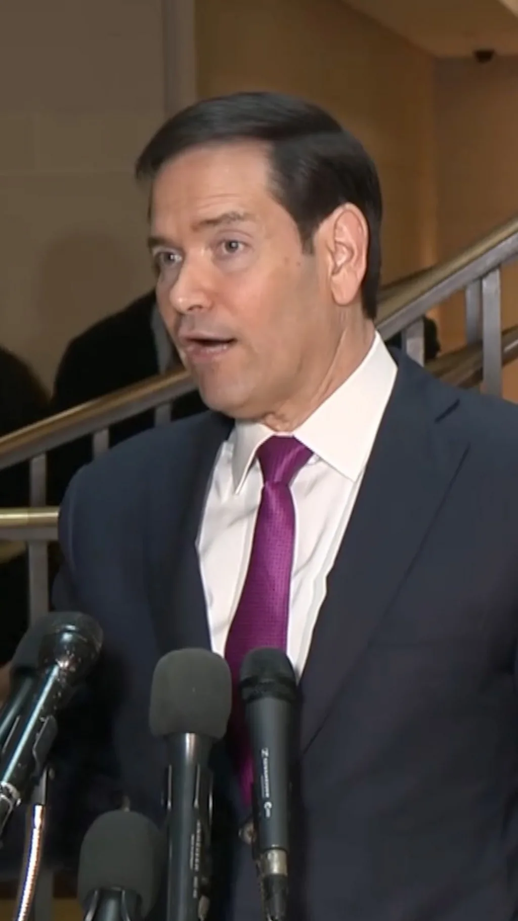 marko rubio pred mikrofonima