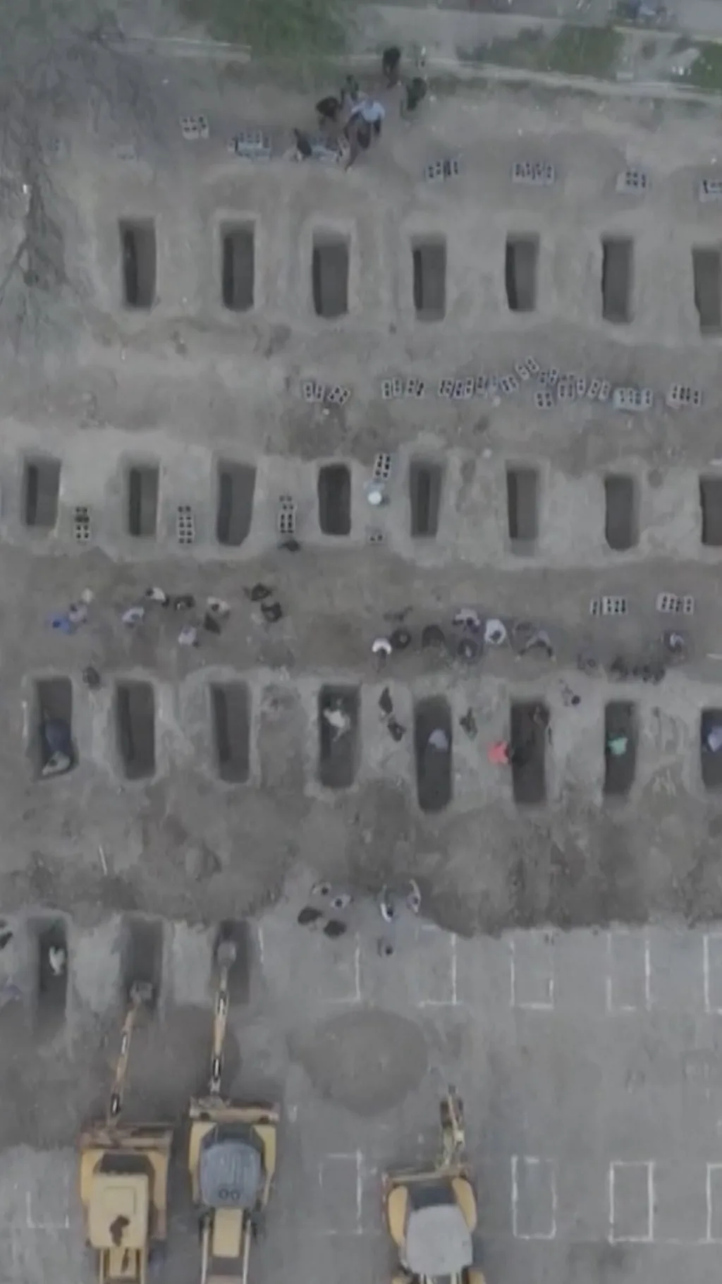 Могилы для погибших в результате удара по школе