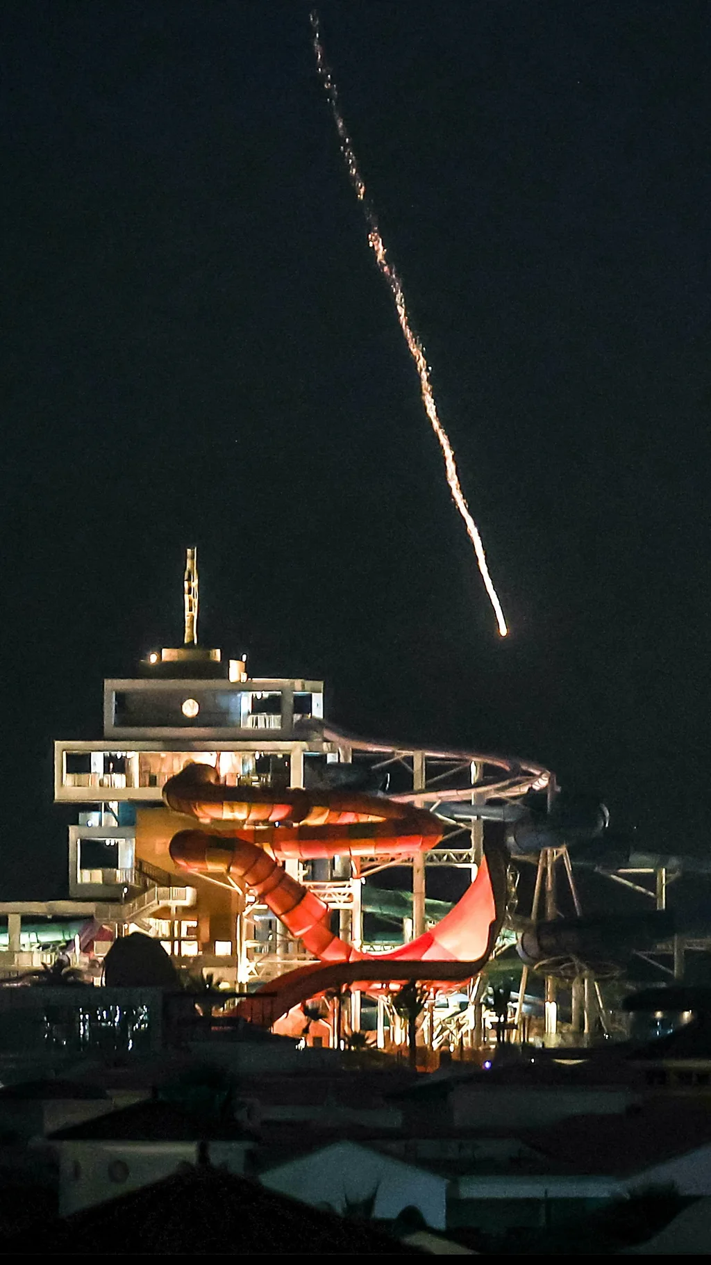 Ракета летит на аквапарк