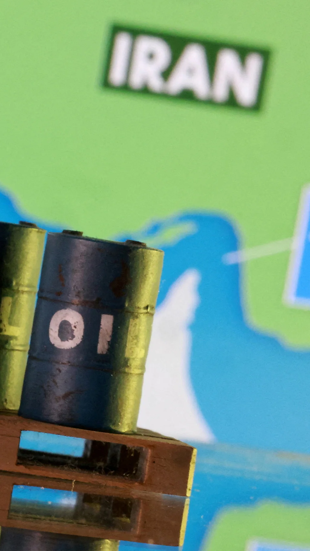 Бочки нефти на фоне карты Персидского залива.