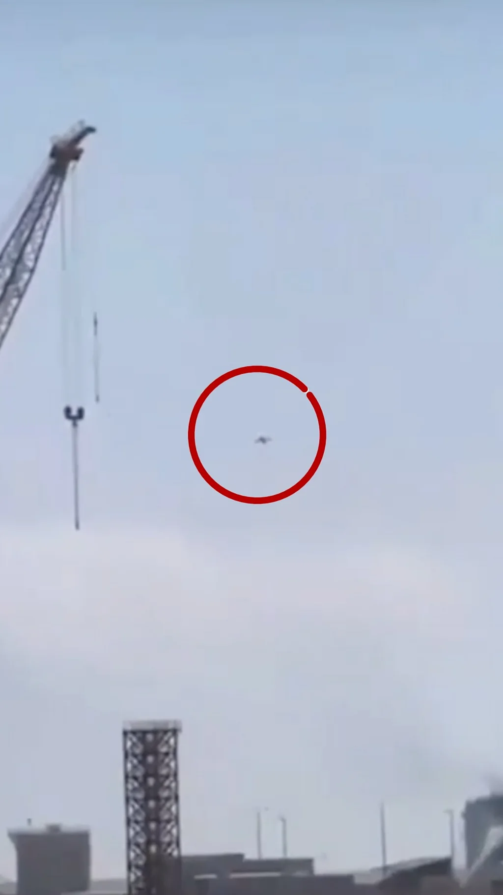 Момент прилета дрона в порту в Омане.