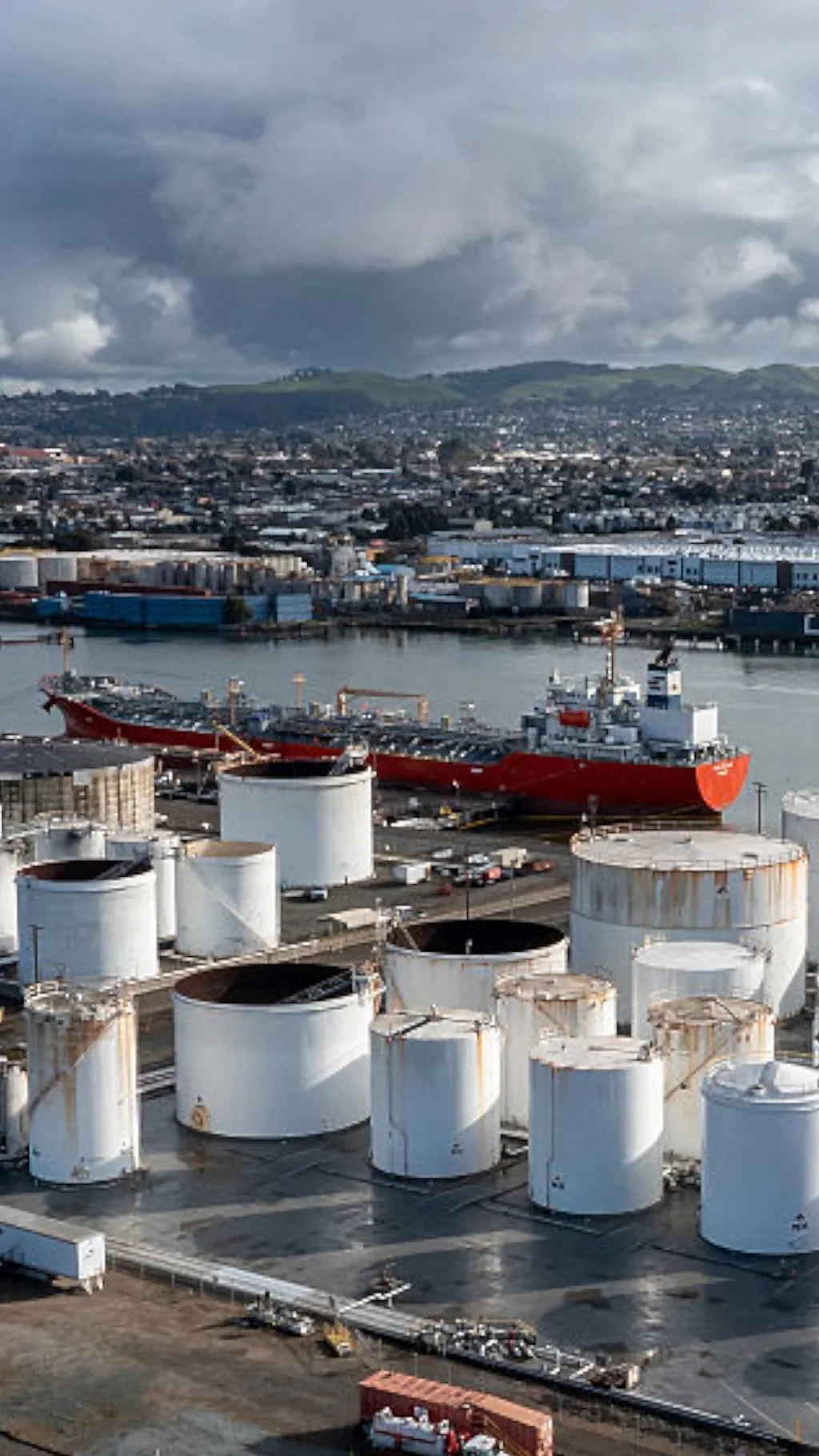 Танкер в порту