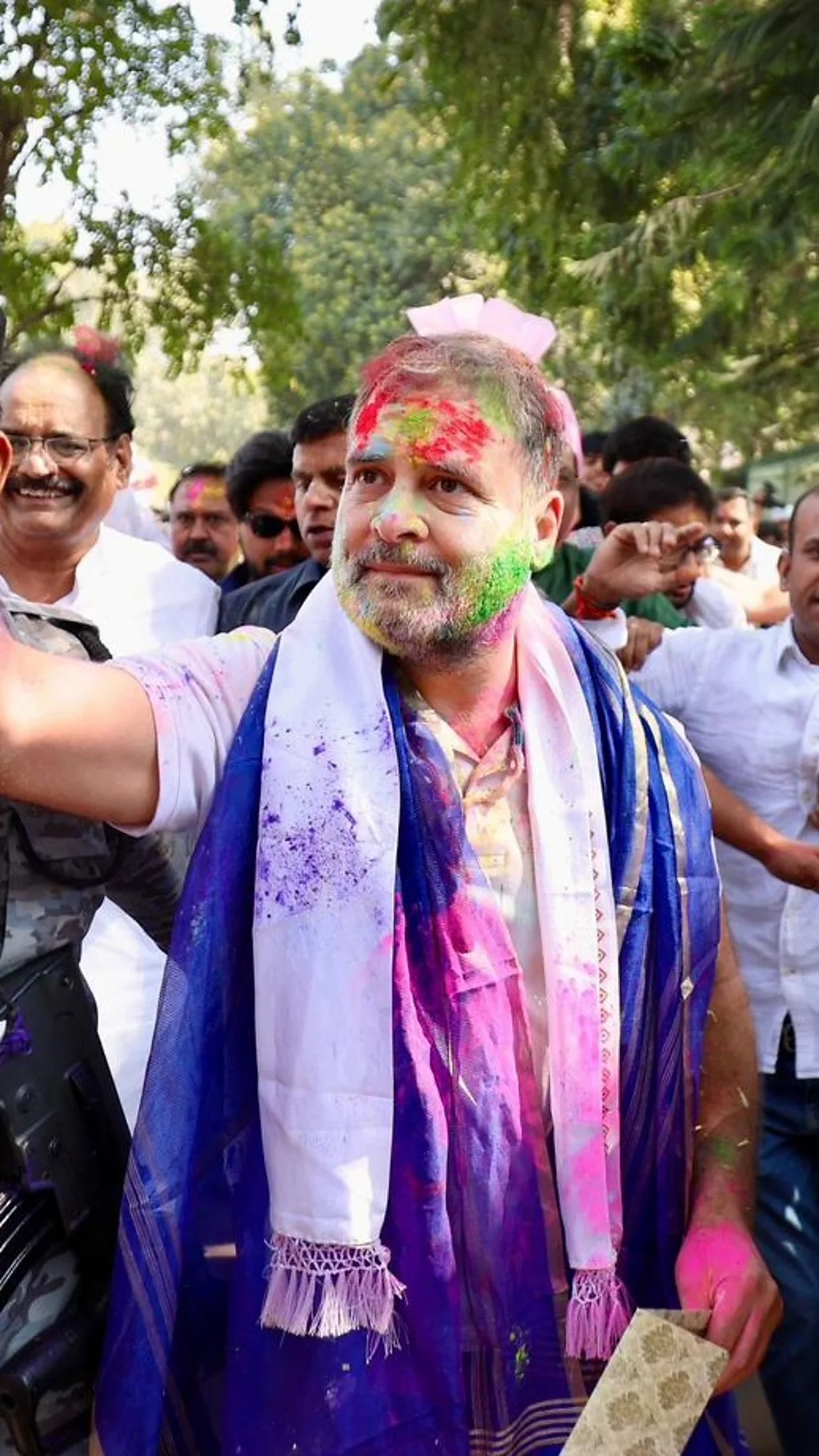 देशभर में नेताओं में कुछ इस तरह मनाई होली