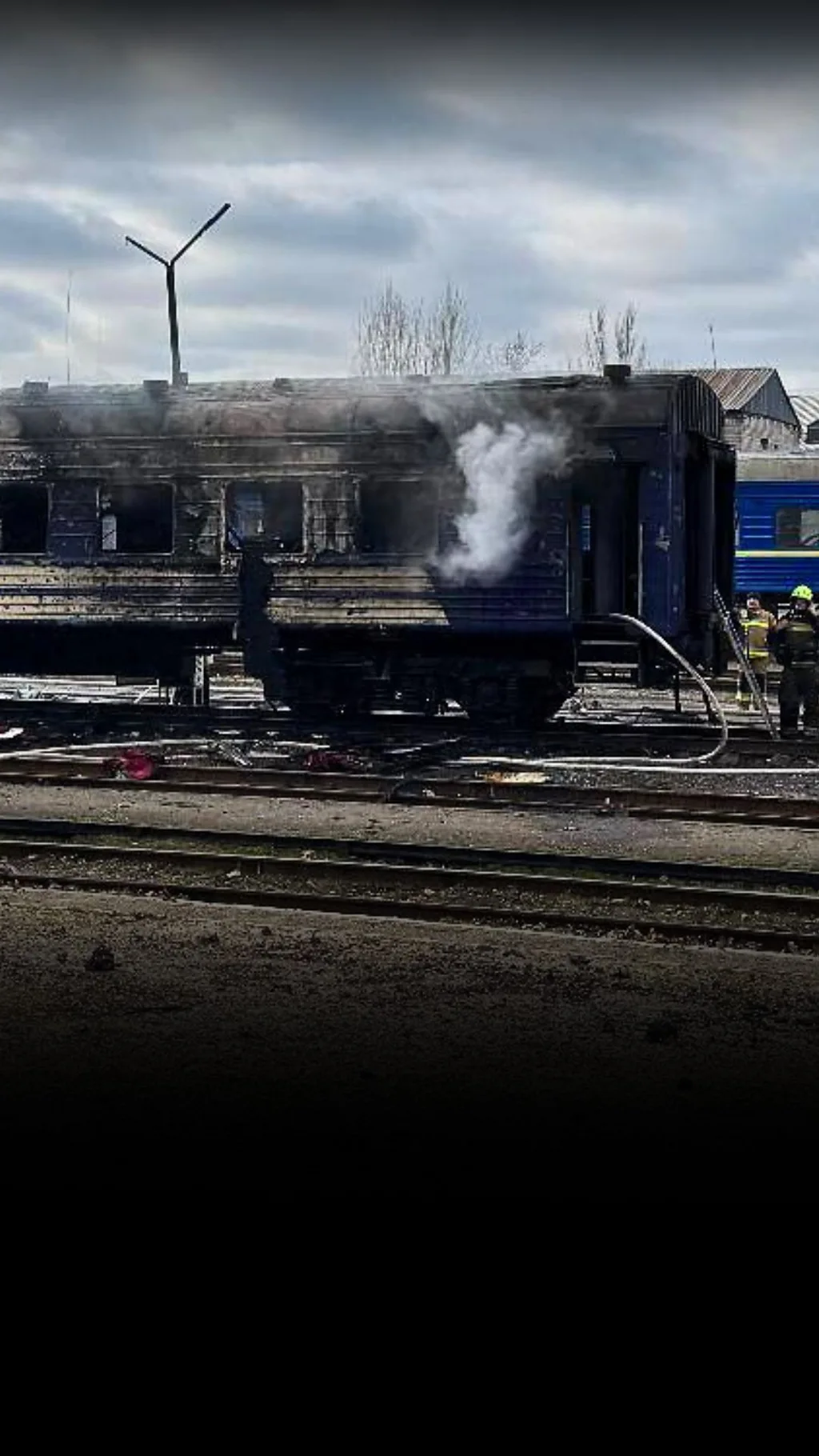 У Миколаєві дрон влучив у порожній пасажирський вагон. Поранено оглядача поїздів.