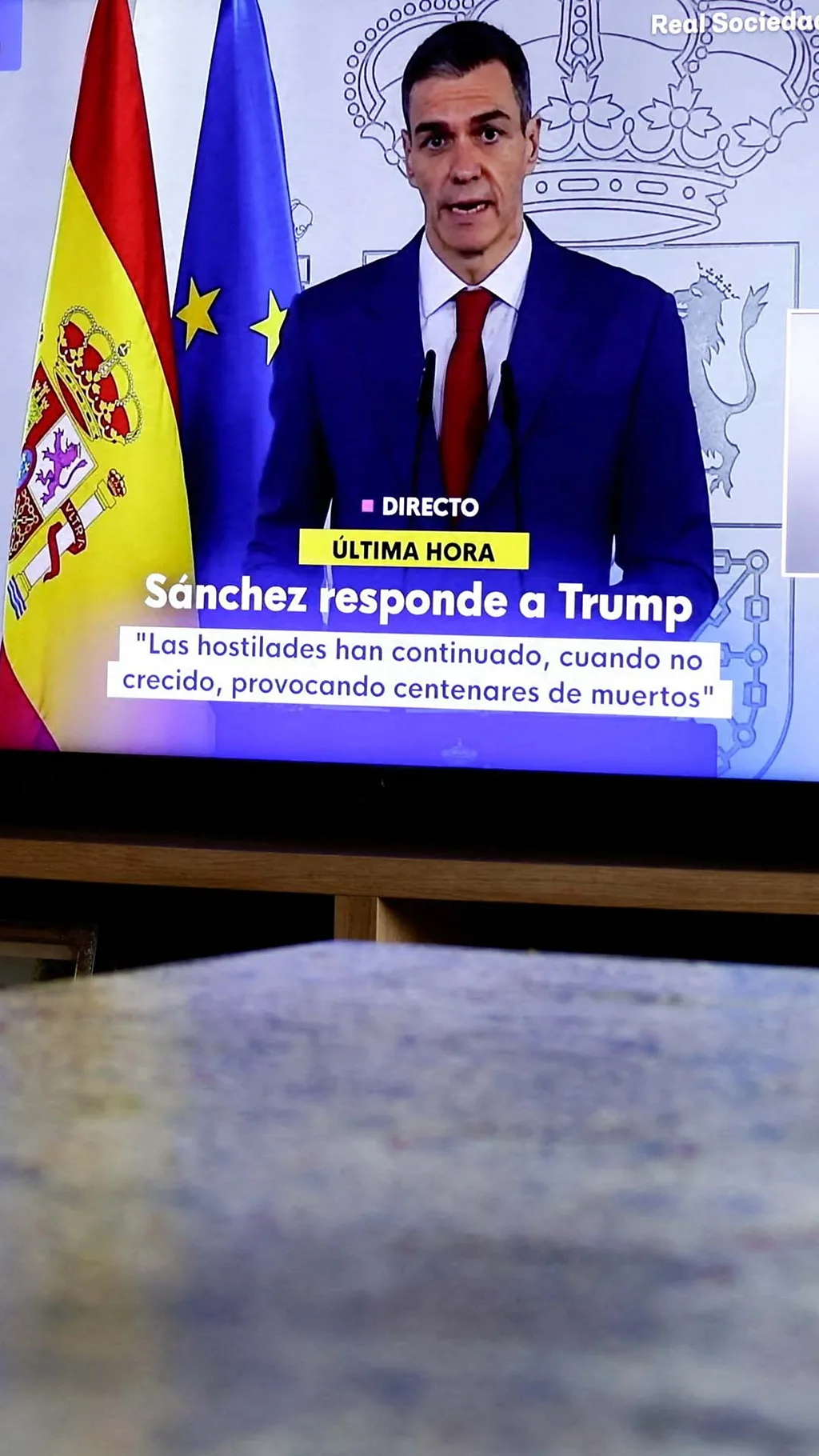 Молодой мужчина выступает по телевизову