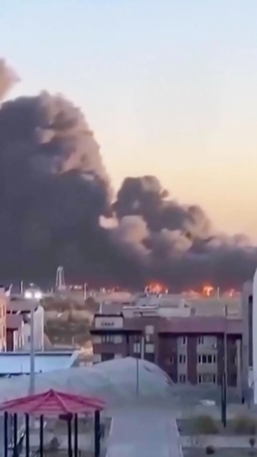 हवाई हमलापछि तेहरानको आकाशमा देखिएको बाक्लो धुवाँ