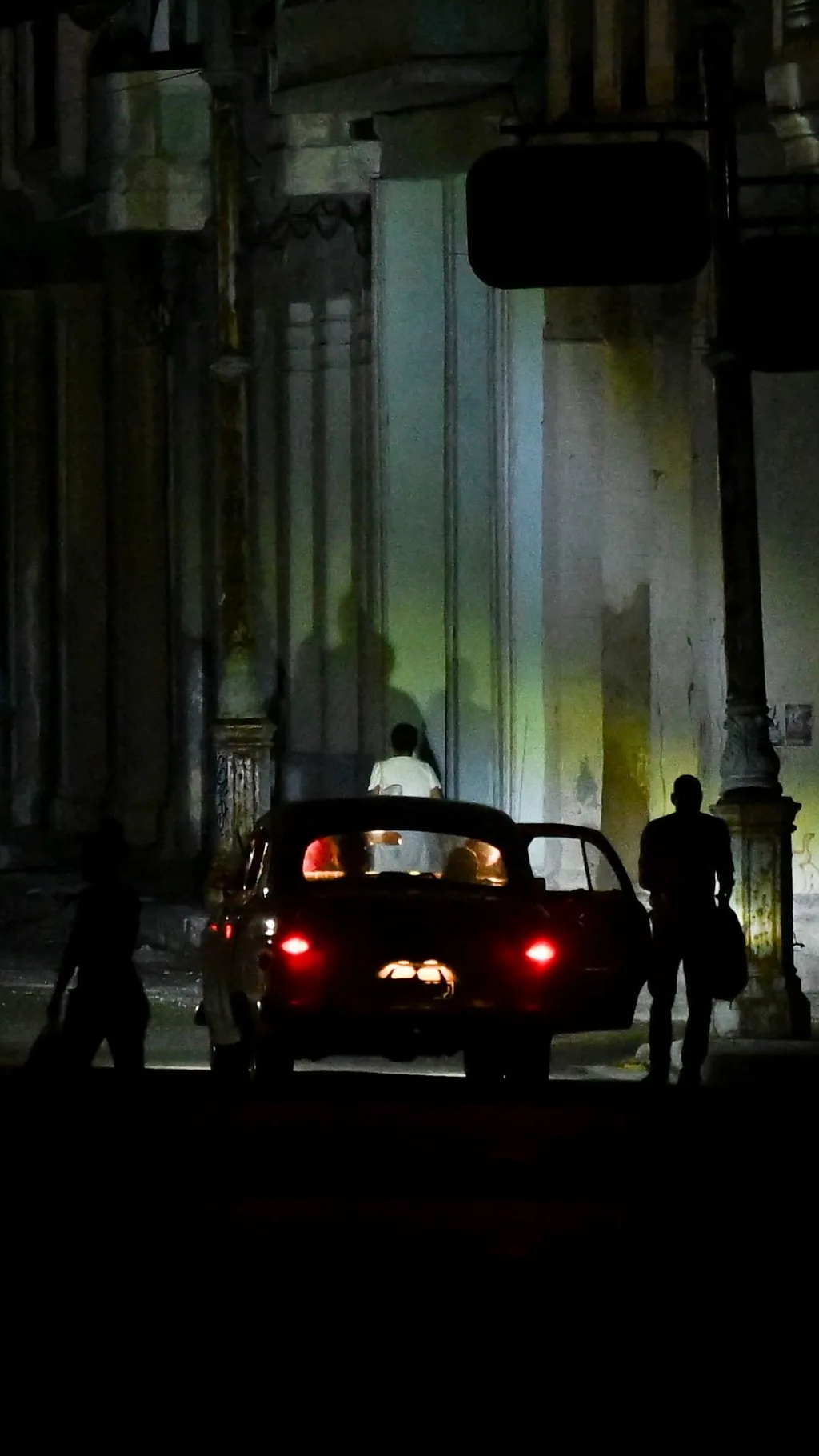 Машина на неосвещенной дороге