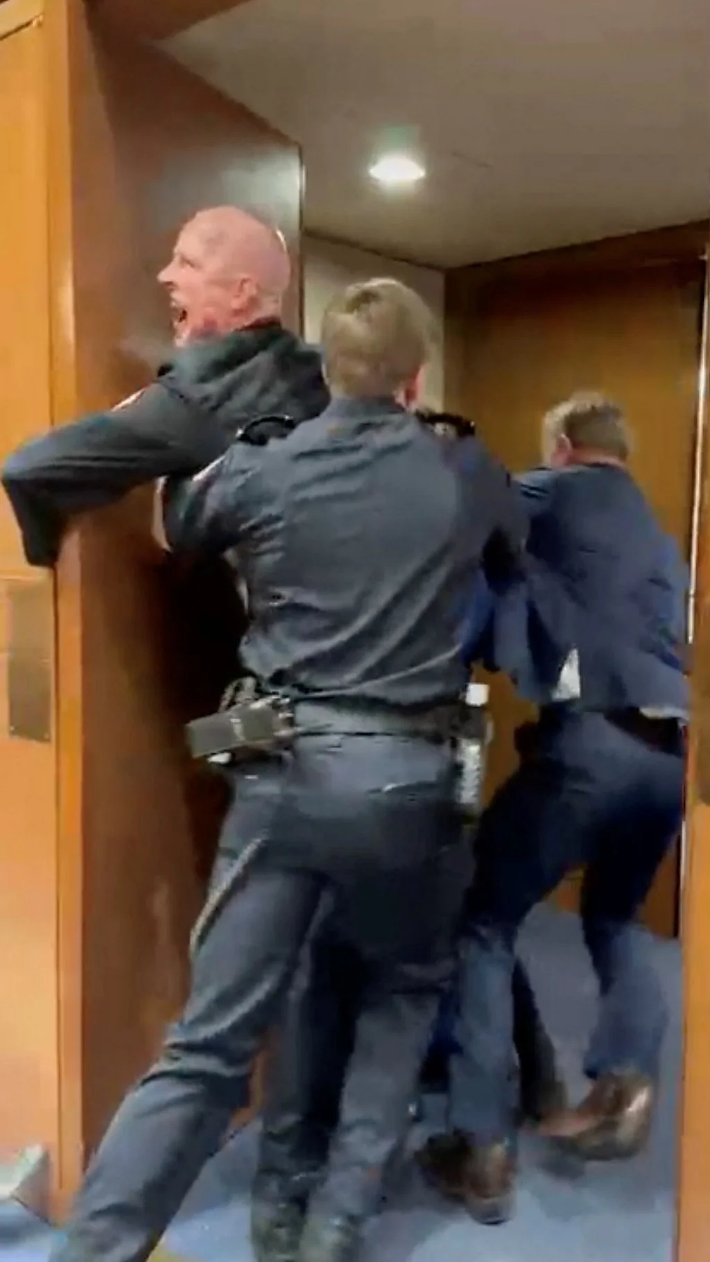 อดีตนาวิกโยธินสหรัฐฯ ประท้วงสงครามอิหร่าน กลางที่ประชุม สว.