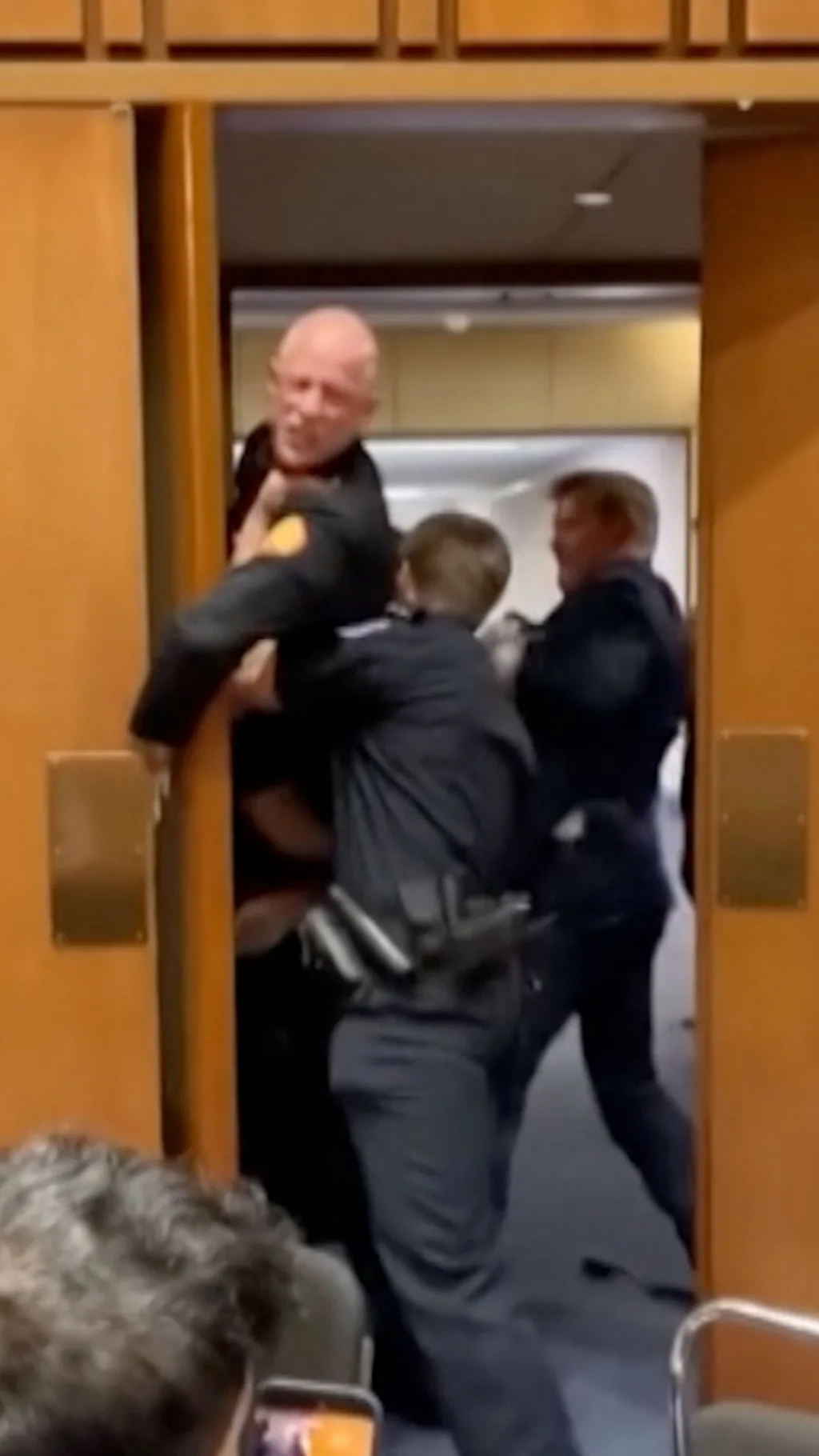 ईरान के साथ चल रहे युद्ध को लेकर पूर्व अमेरिकी सैनिक ने किया विरोध