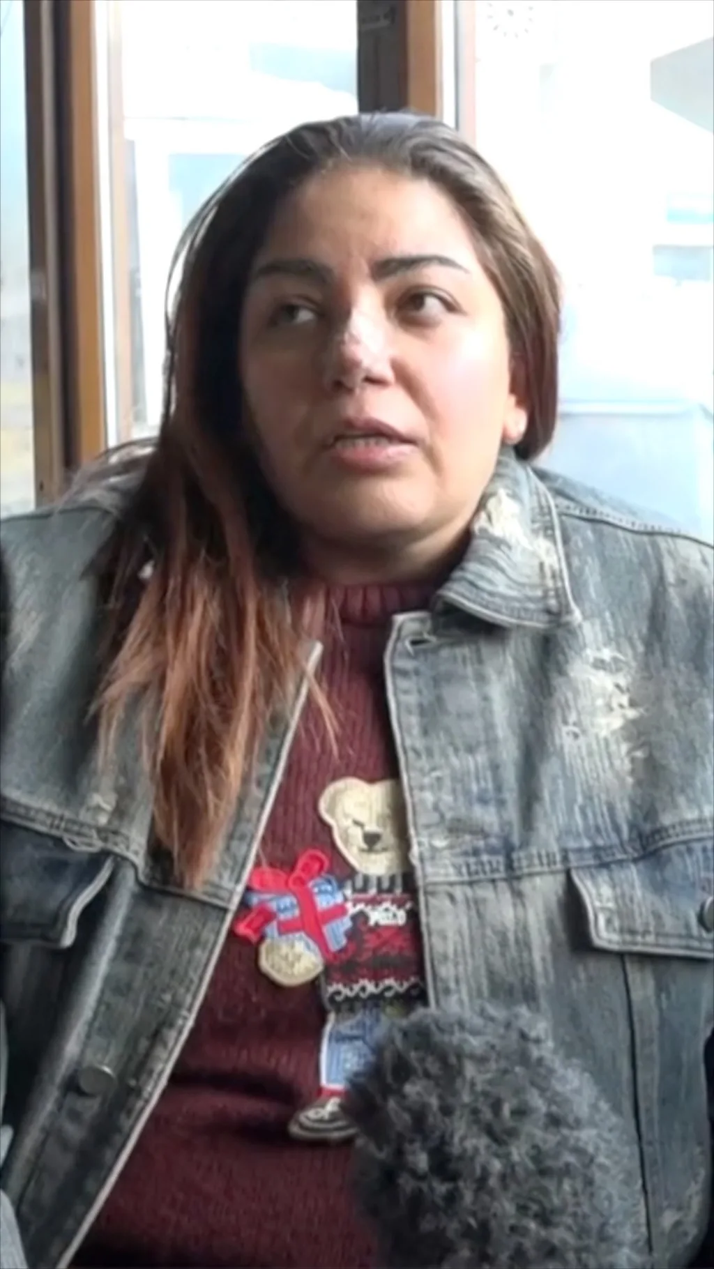 Женщина смотрит в камеру