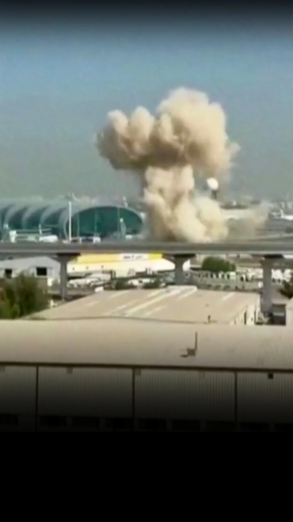 Біля аеропорту у Дубаї стався вибух. На відео видно влучання дрона чи його уламків.