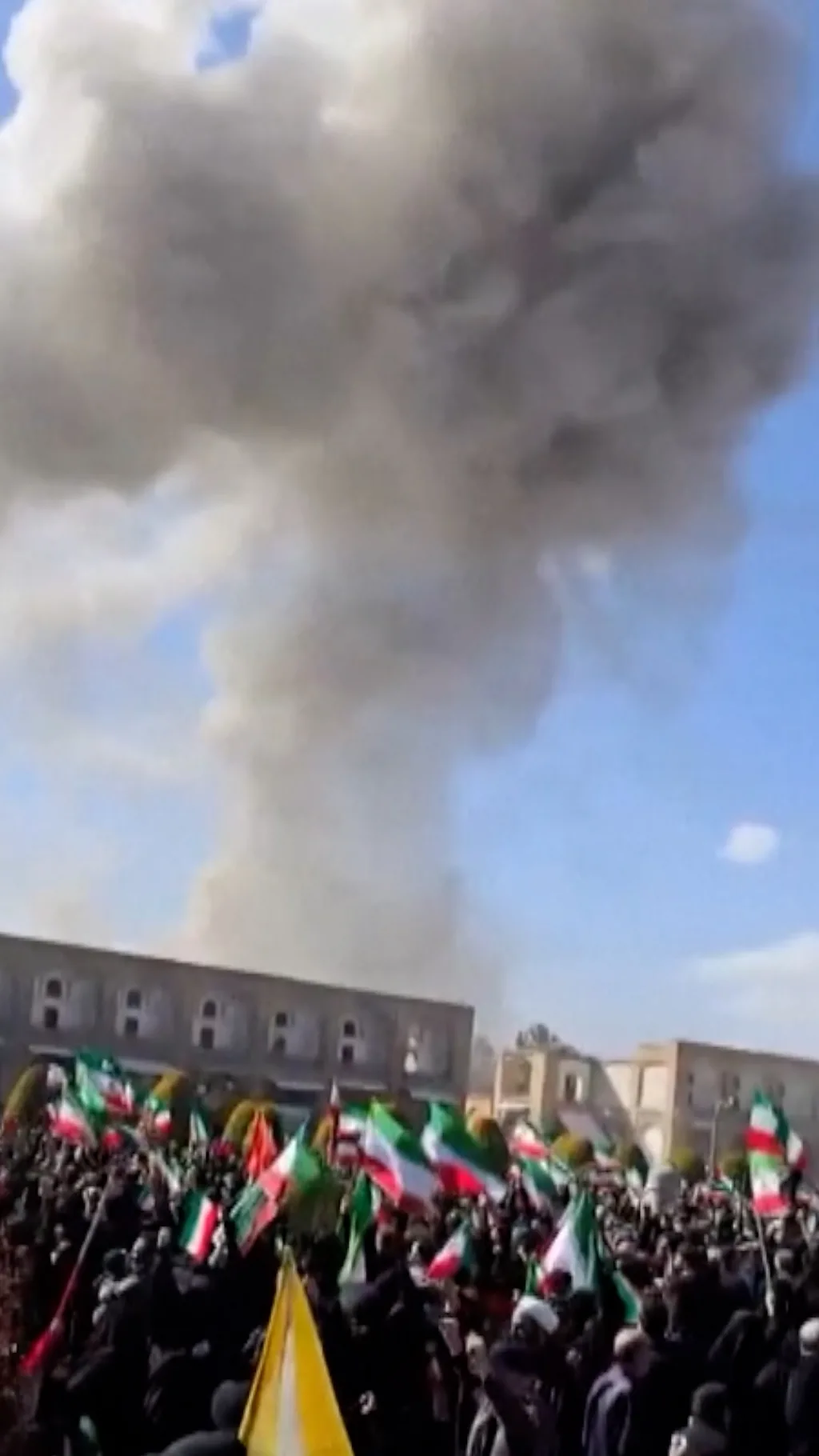 Oblak crnog dima nadvio se posle napada u blizini skupa pristalica vlade.