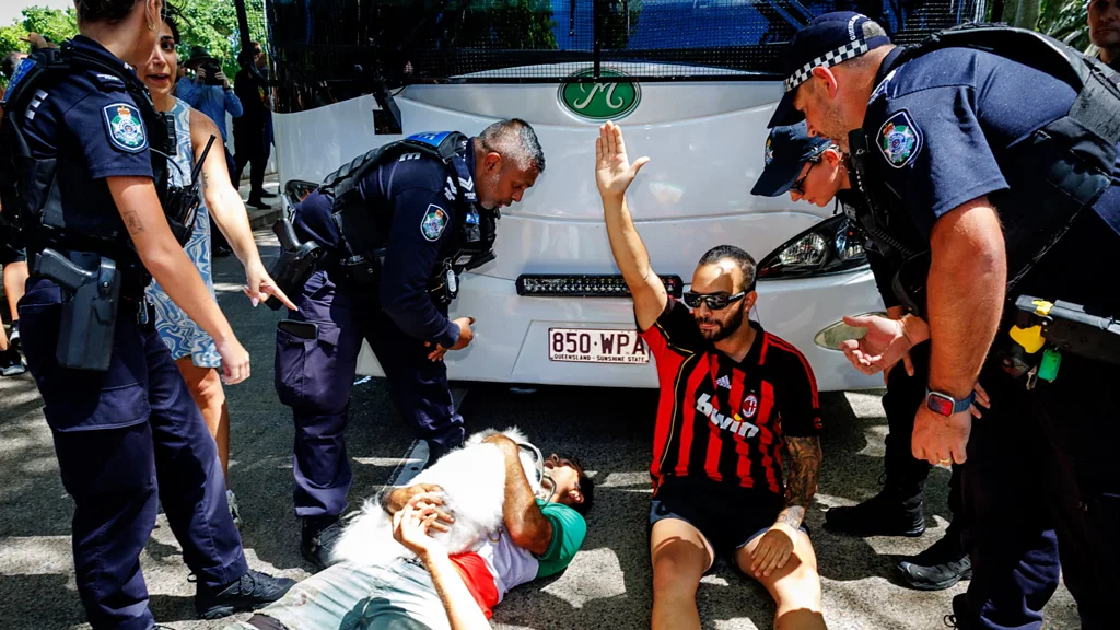 ล้อมรถบัสนักเตะหญิงอิหร่าน ค้านบินกลับประเทศ เหตุกังวลความปลอดภัย